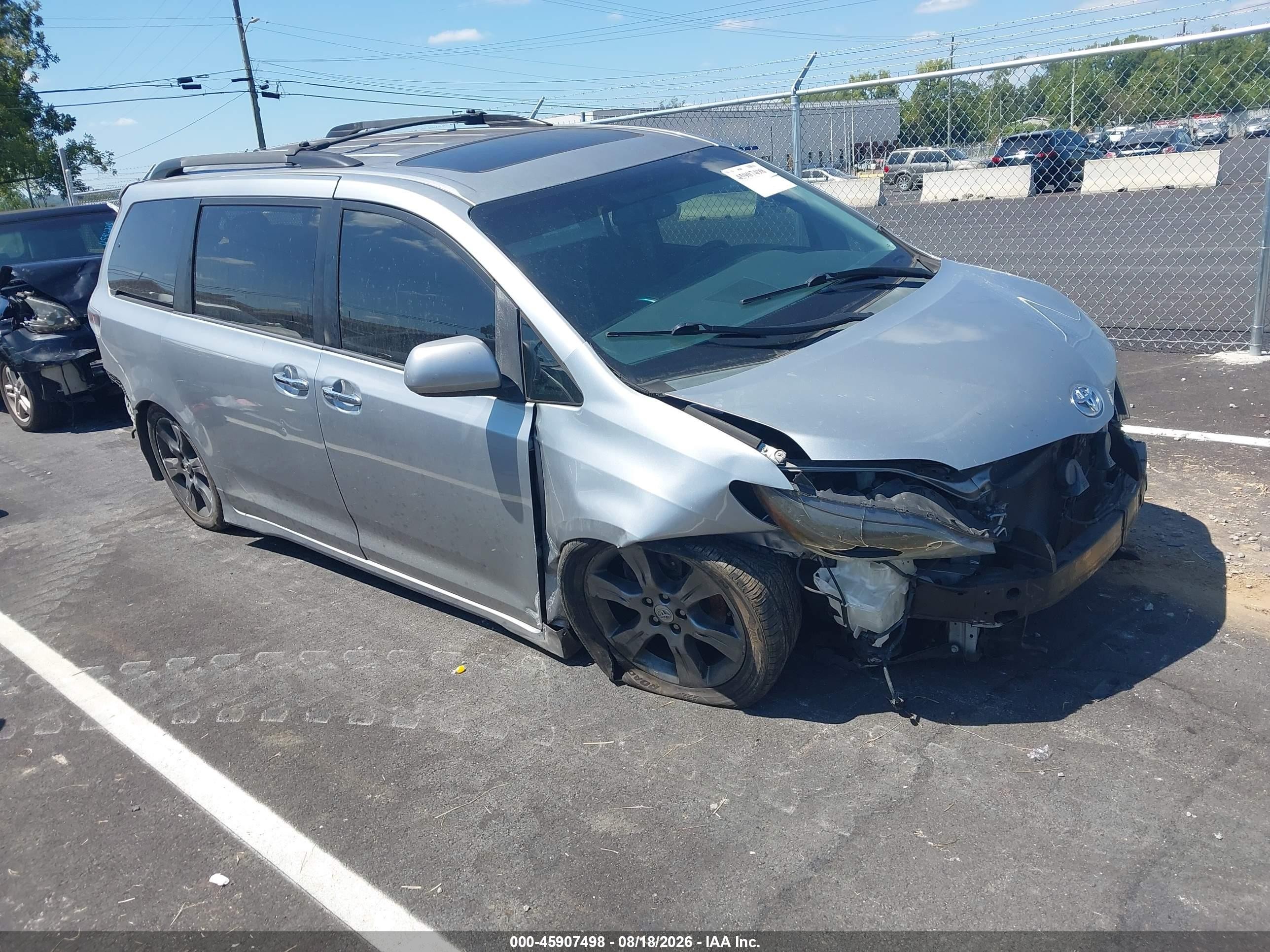 2016 Toyota Sienna Se 8 Passenger Silver vin: 5TDXK3DC3GS717675
