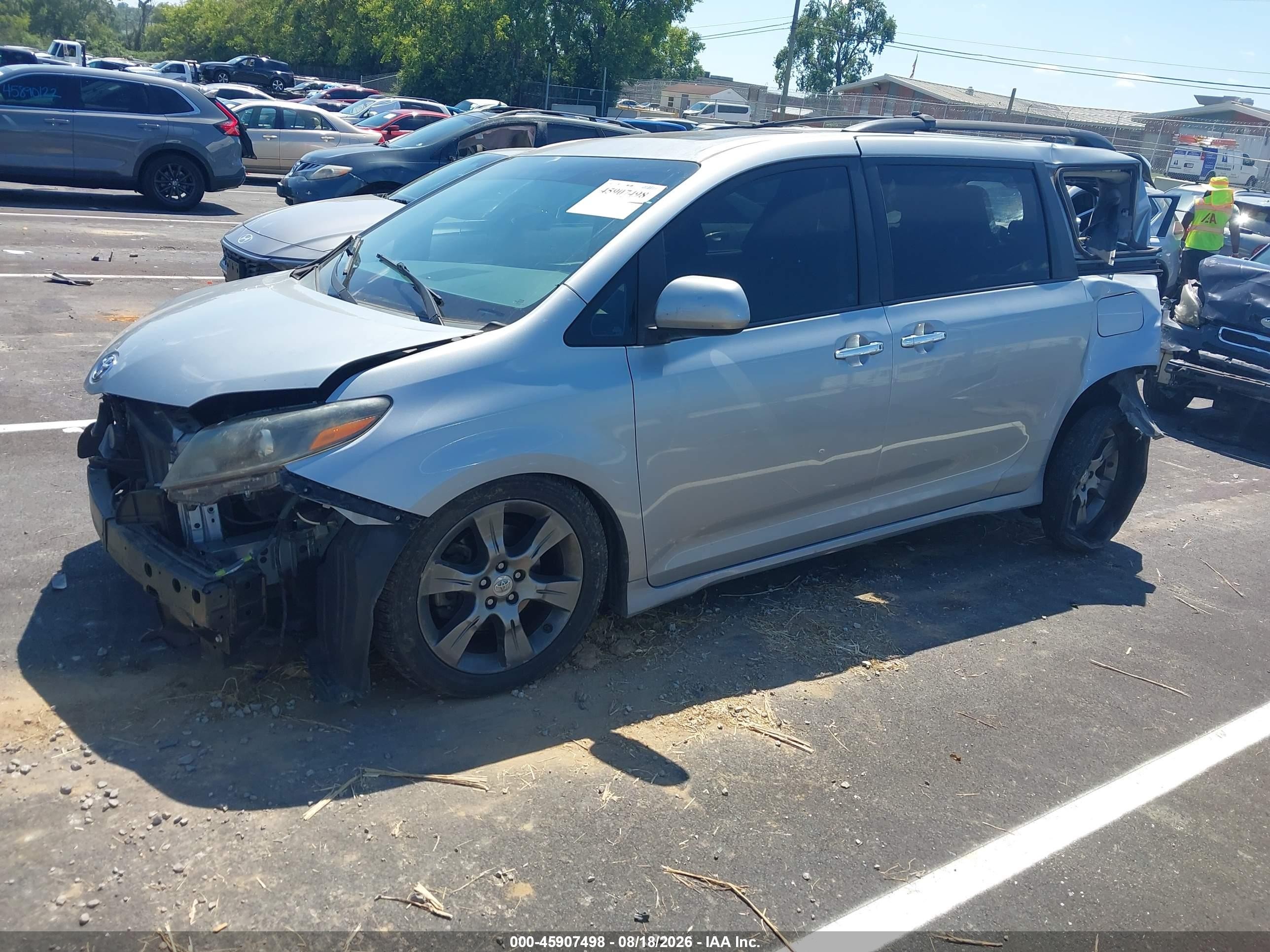 2016 Toyota Sienna Se 8 Passenger Silver vin: 5TDXK3DC3GS717675