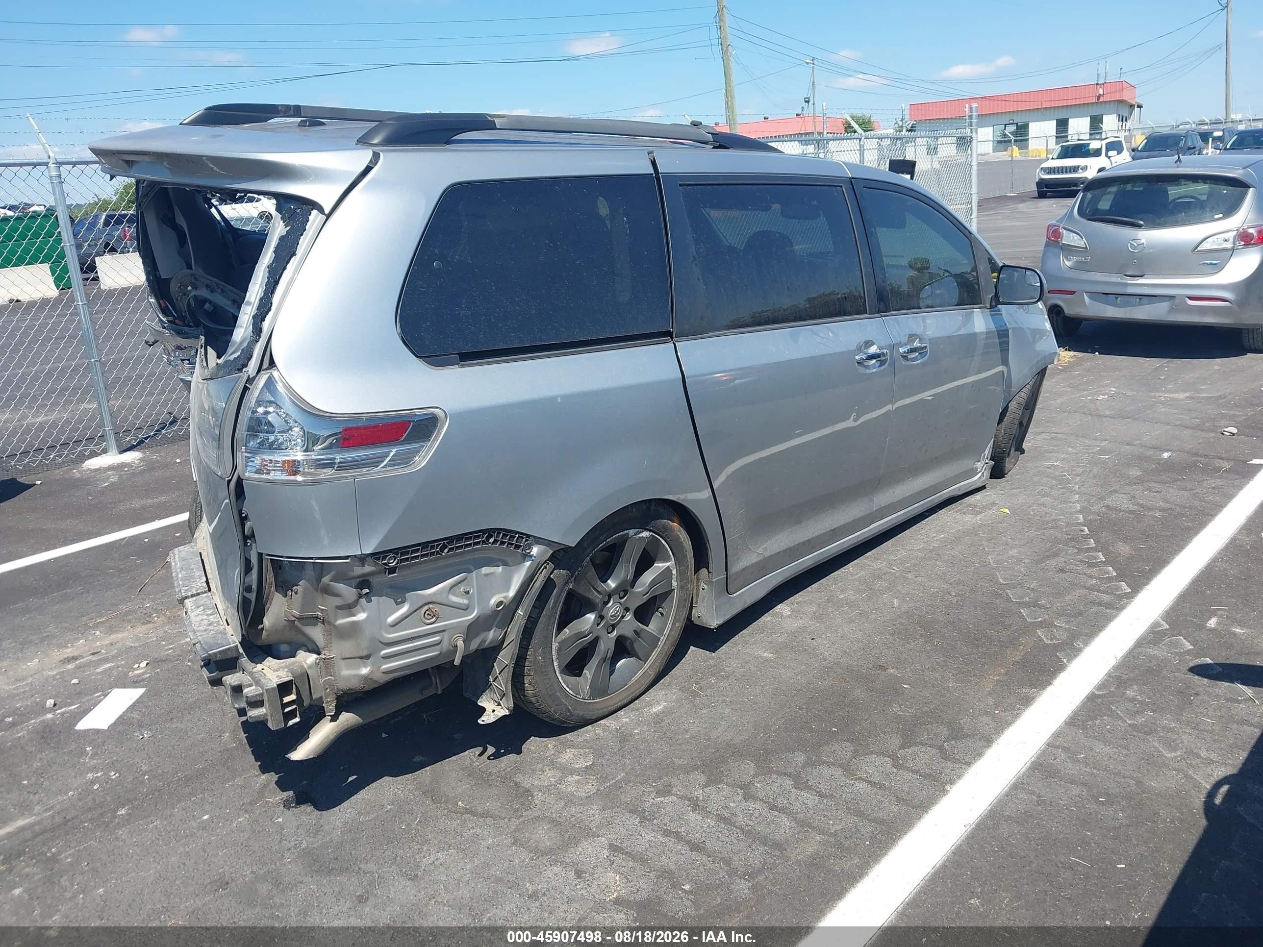 2016 Toyota Sienna Se 8 Passenger Silver vin: 5TDXK3DC3GS717675
