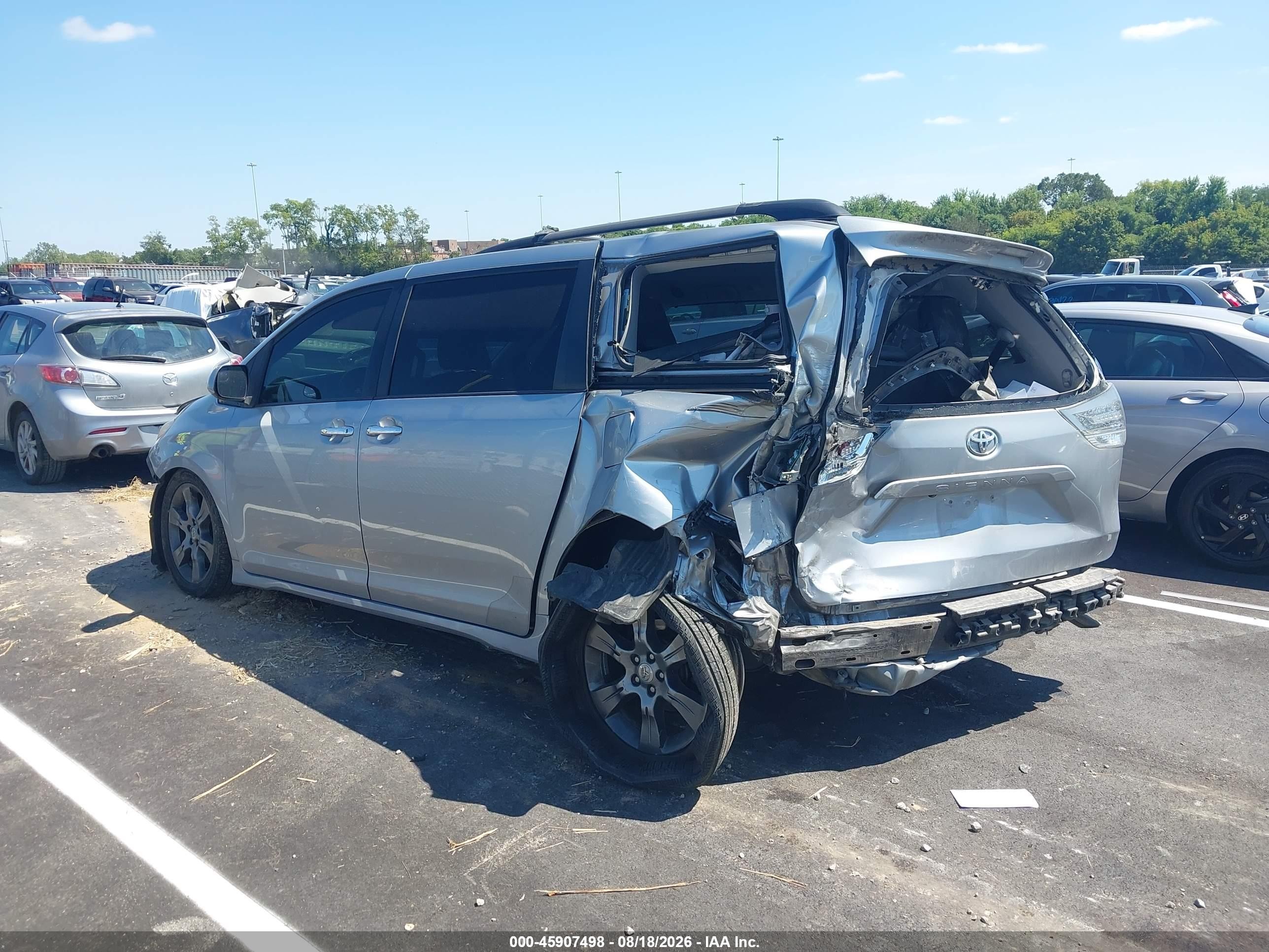 2016 Toyota Sienna Se 8 Passenger Silver vin: 5TDXK3DC3GS717675