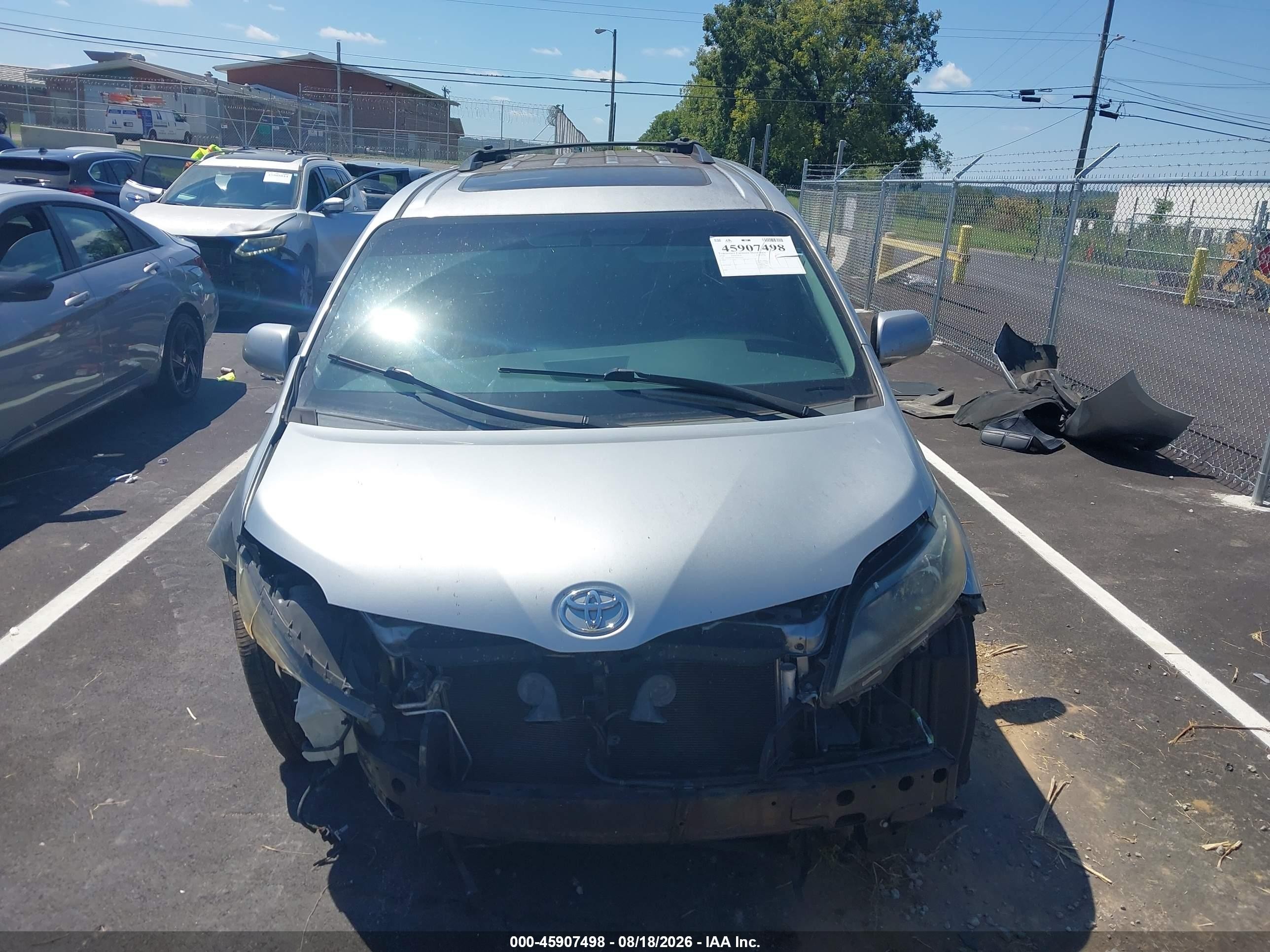 2016 Toyota Sienna Se 8 Passenger Silver vin: 5TDXK3DC3GS717675