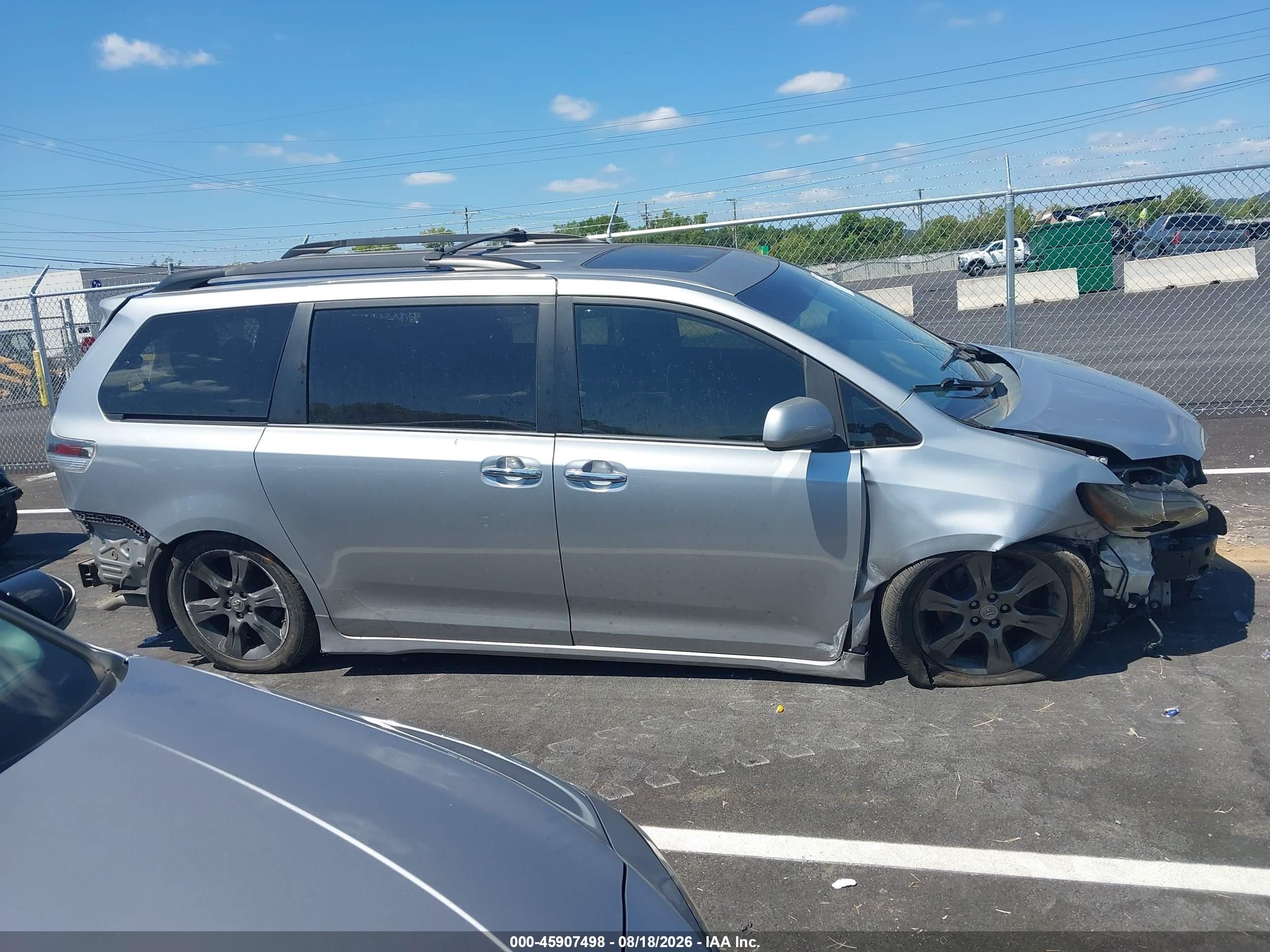 2016 Toyota Sienna Se 8 Passenger Silver vin: 5TDXK3DC3GS717675