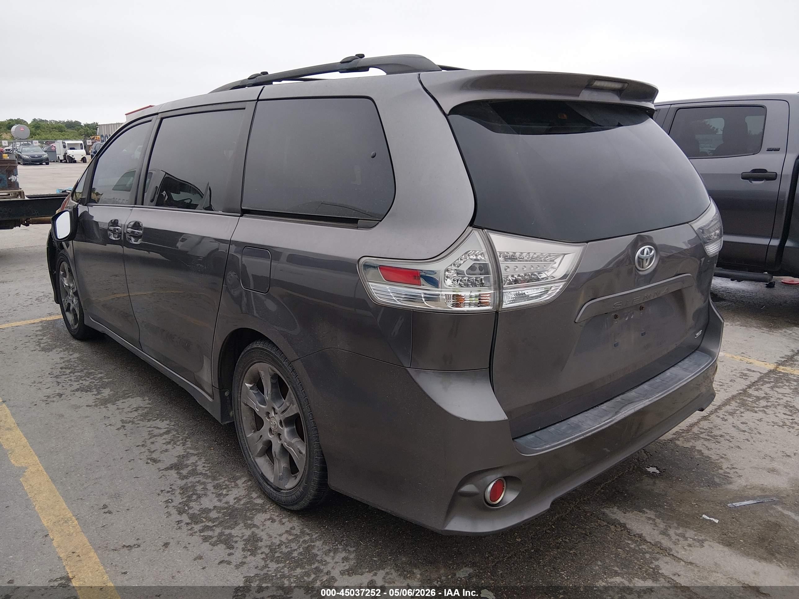 2011 Toyota Sienna Se Gray vin: 5TDXK3DC4BS082300