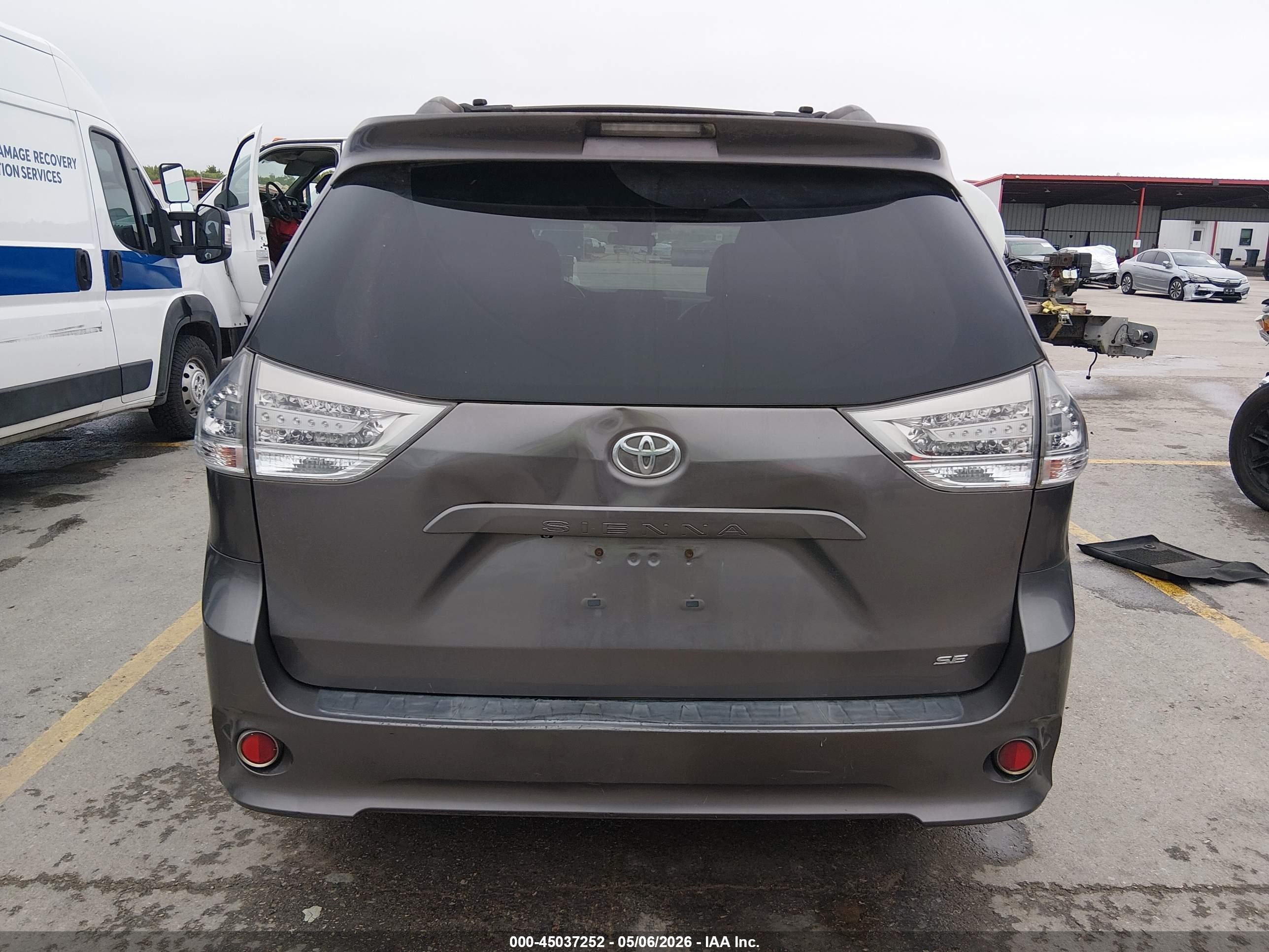 2011 Toyota Sienna Se Gray vin: 5TDXK3DC4BS082300