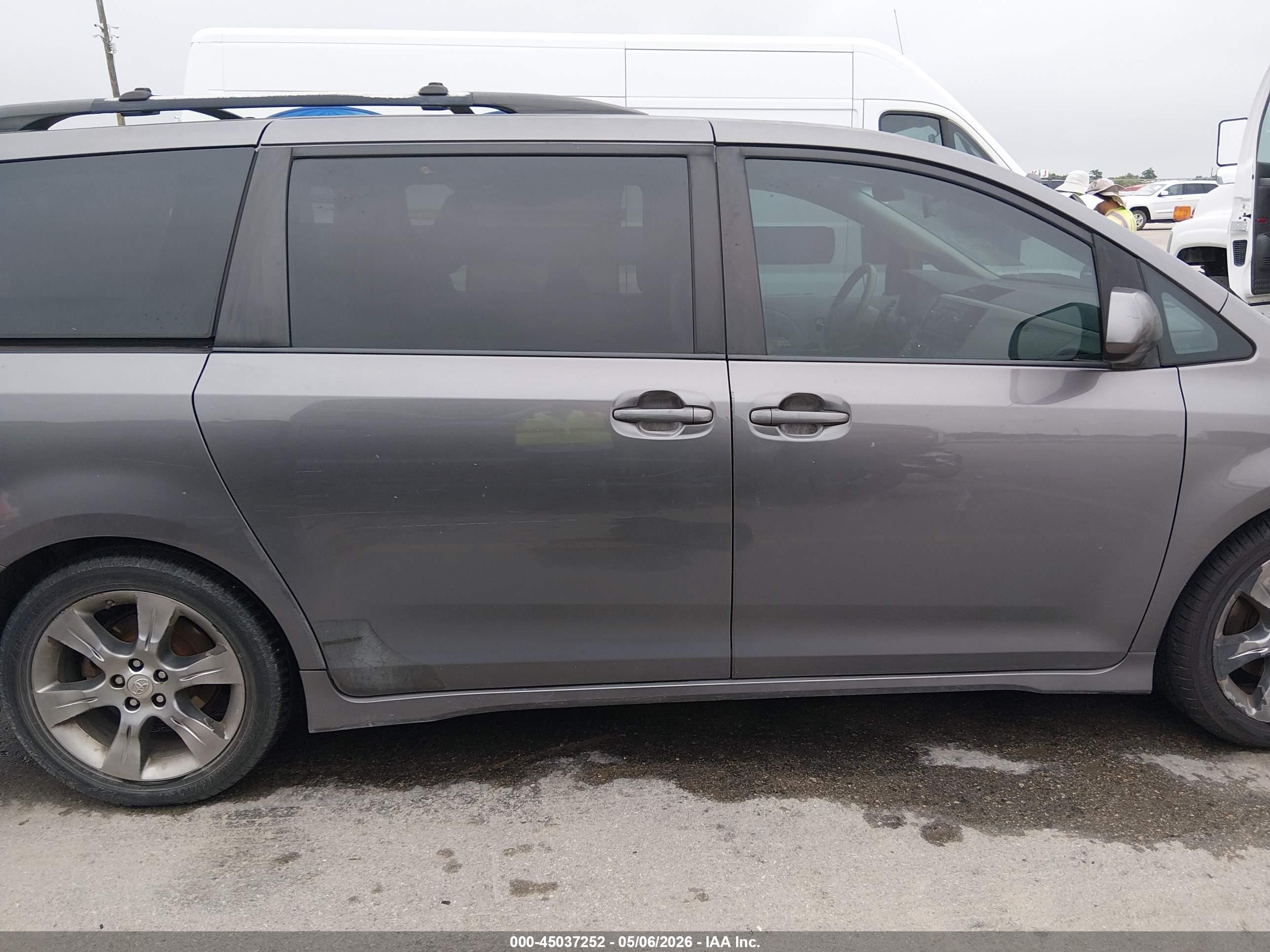 2011 Toyota Sienna Se Gray vin: 5TDXK3DC4BS082300