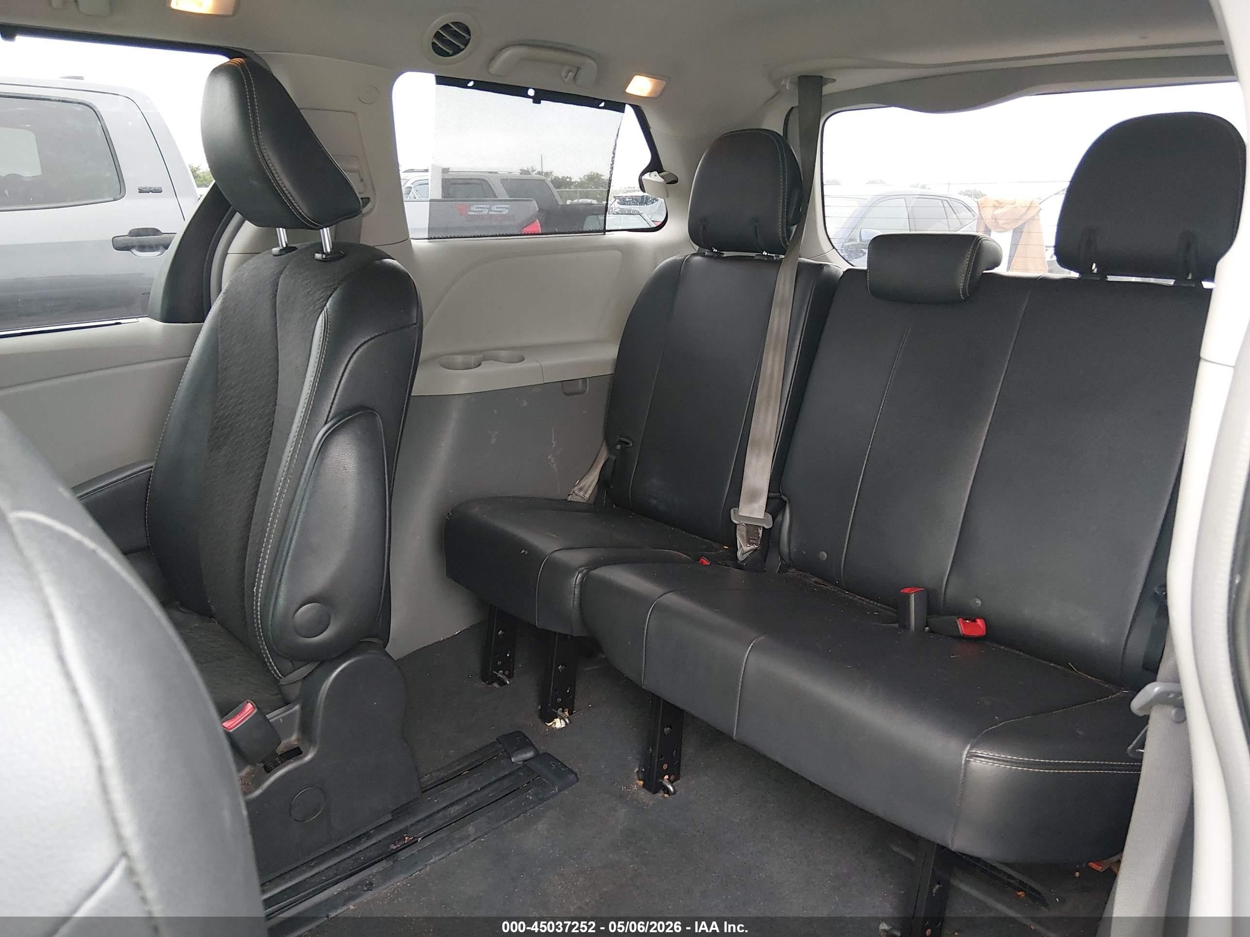 2011 Toyota Sienna Se Gray vin: 5TDXK3DC4BS082300