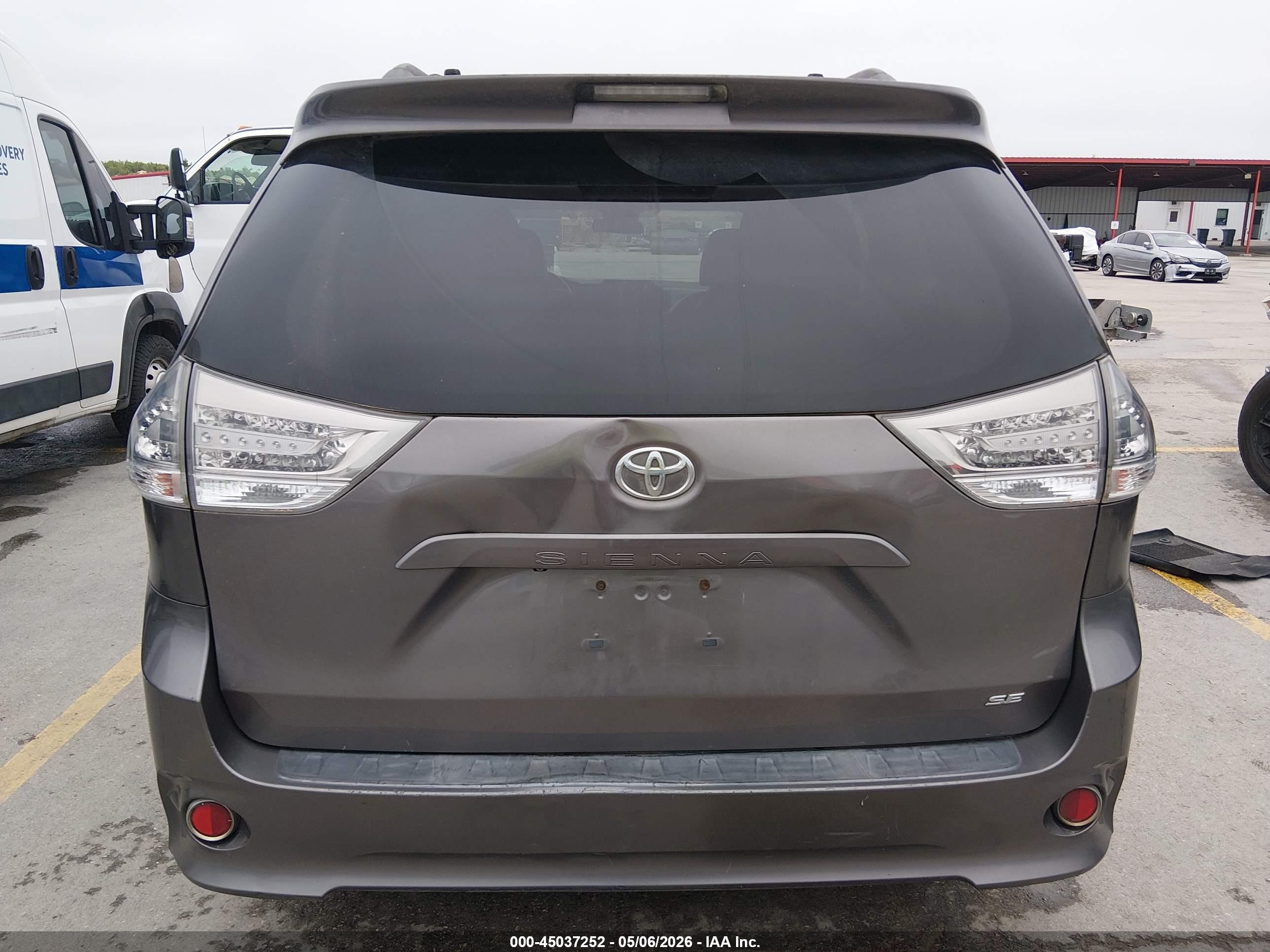 2011 Toyota Sienna Se Gray vin: 5TDXK3DC4BS082300