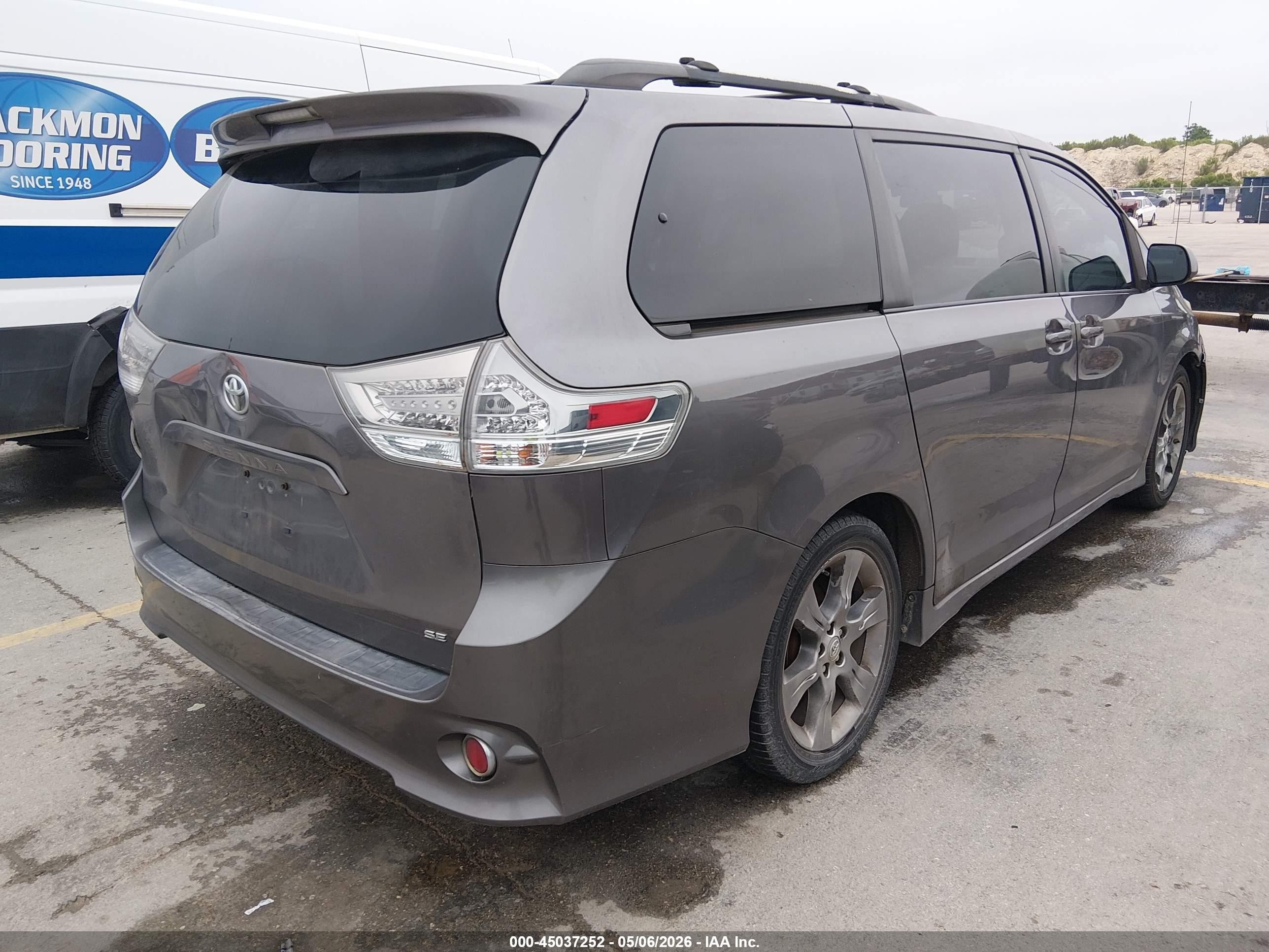 2011 Toyota Sienna Se Gray vin: 5TDXK3DC4BS082300