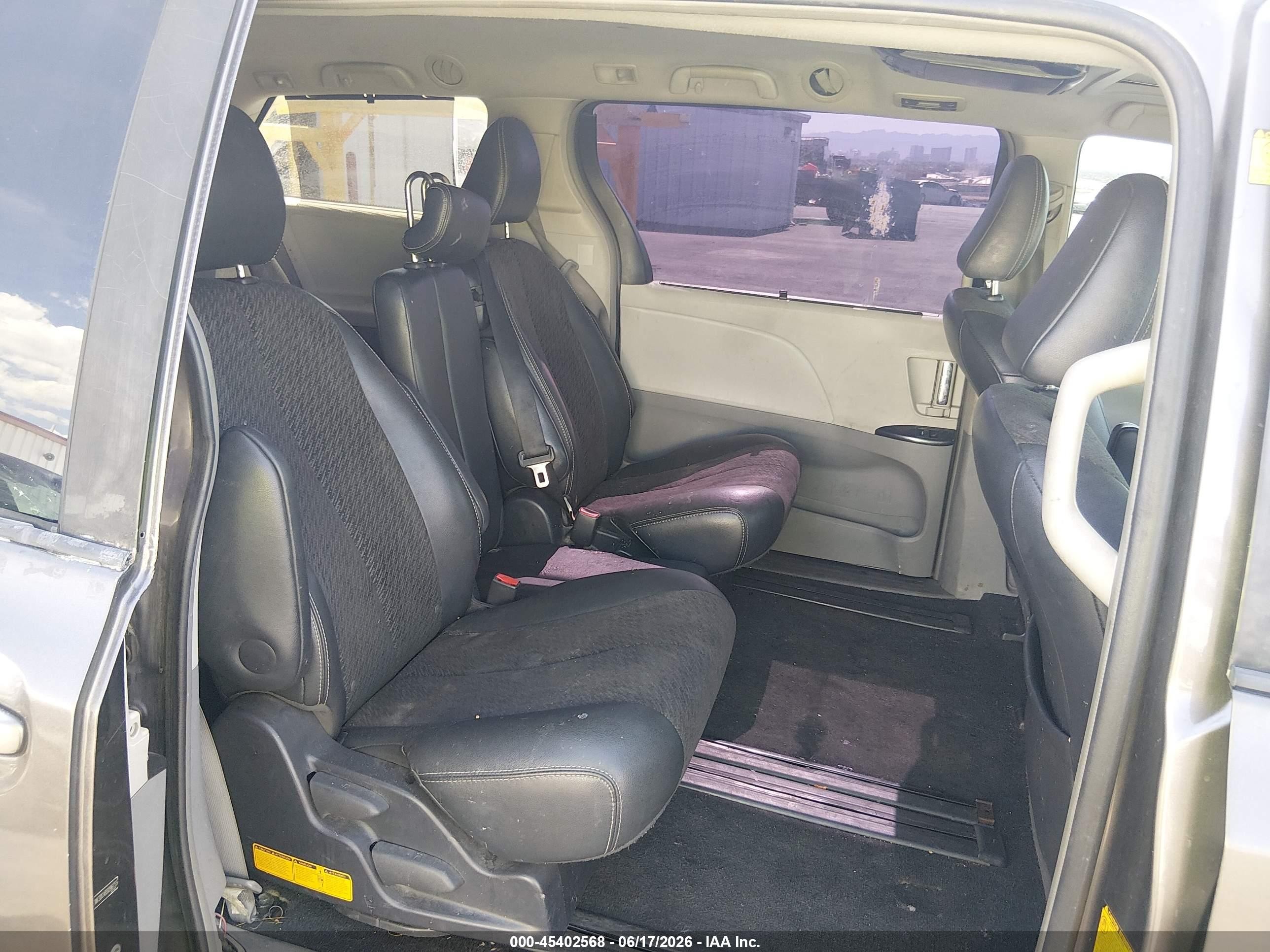 2011 Toyota Sienna Se Gray vin: 5TDXK3DC4BS098755