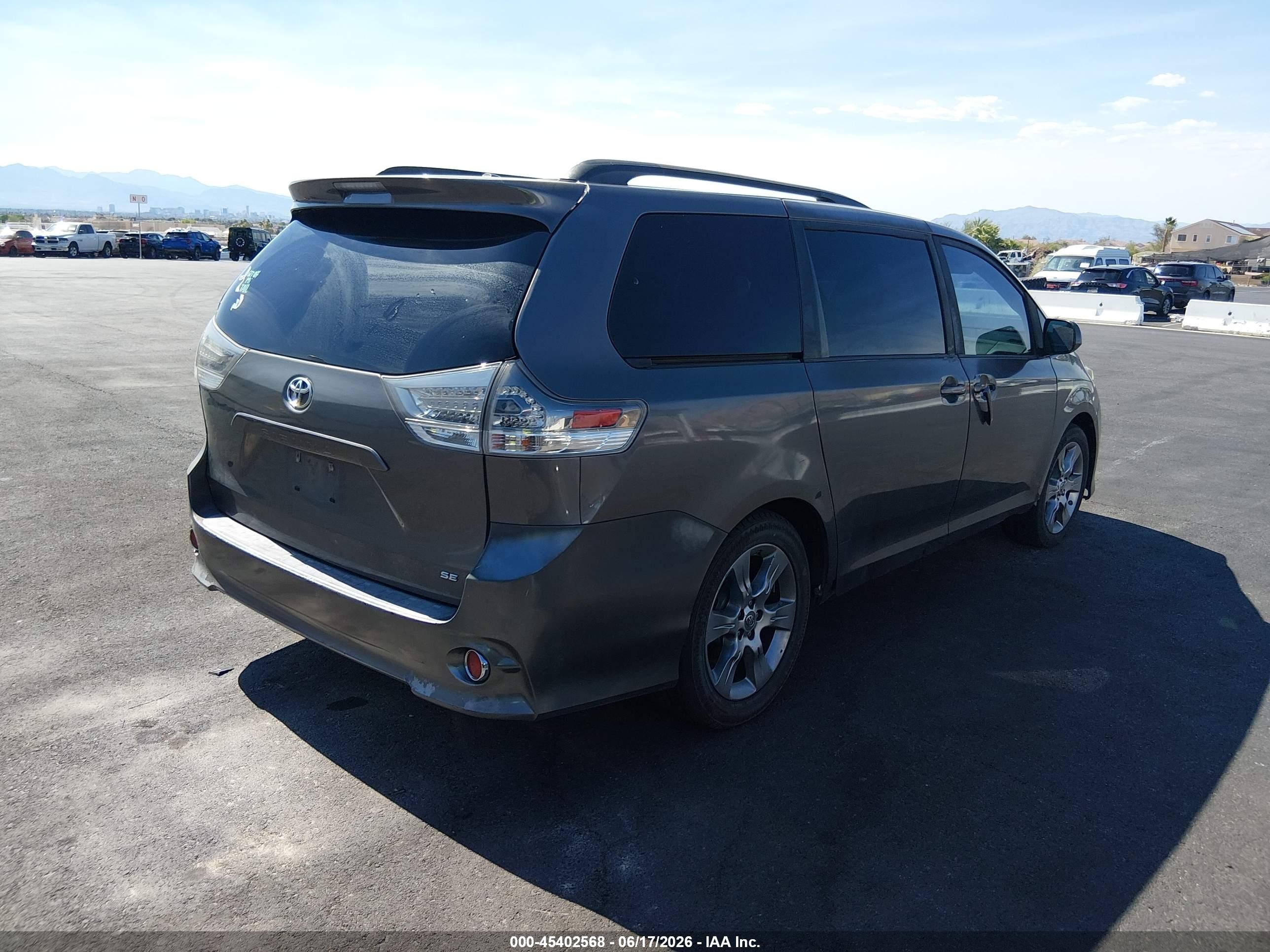 2011 Toyota Sienna Se Gray vin: 5TDXK3DC4BS098755