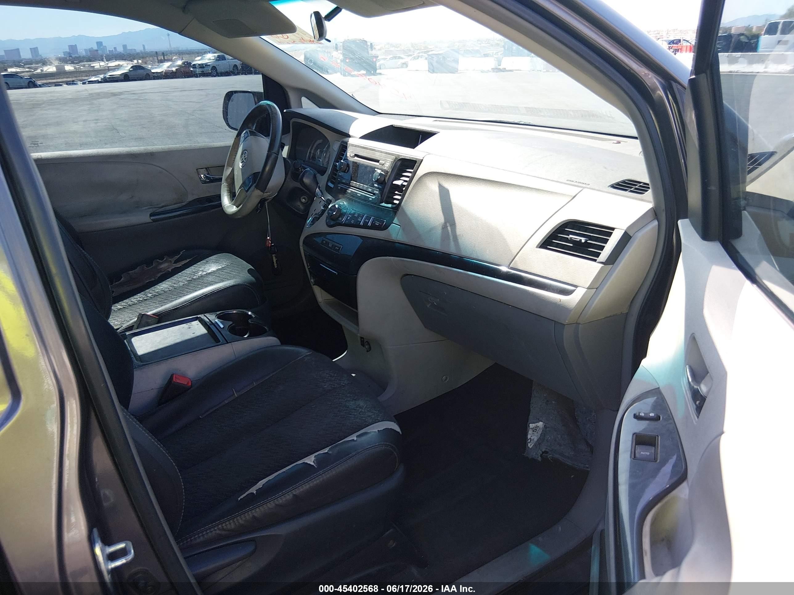 2011 Toyota Sienna Se Gray vin: 5TDXK3DC4BS098755