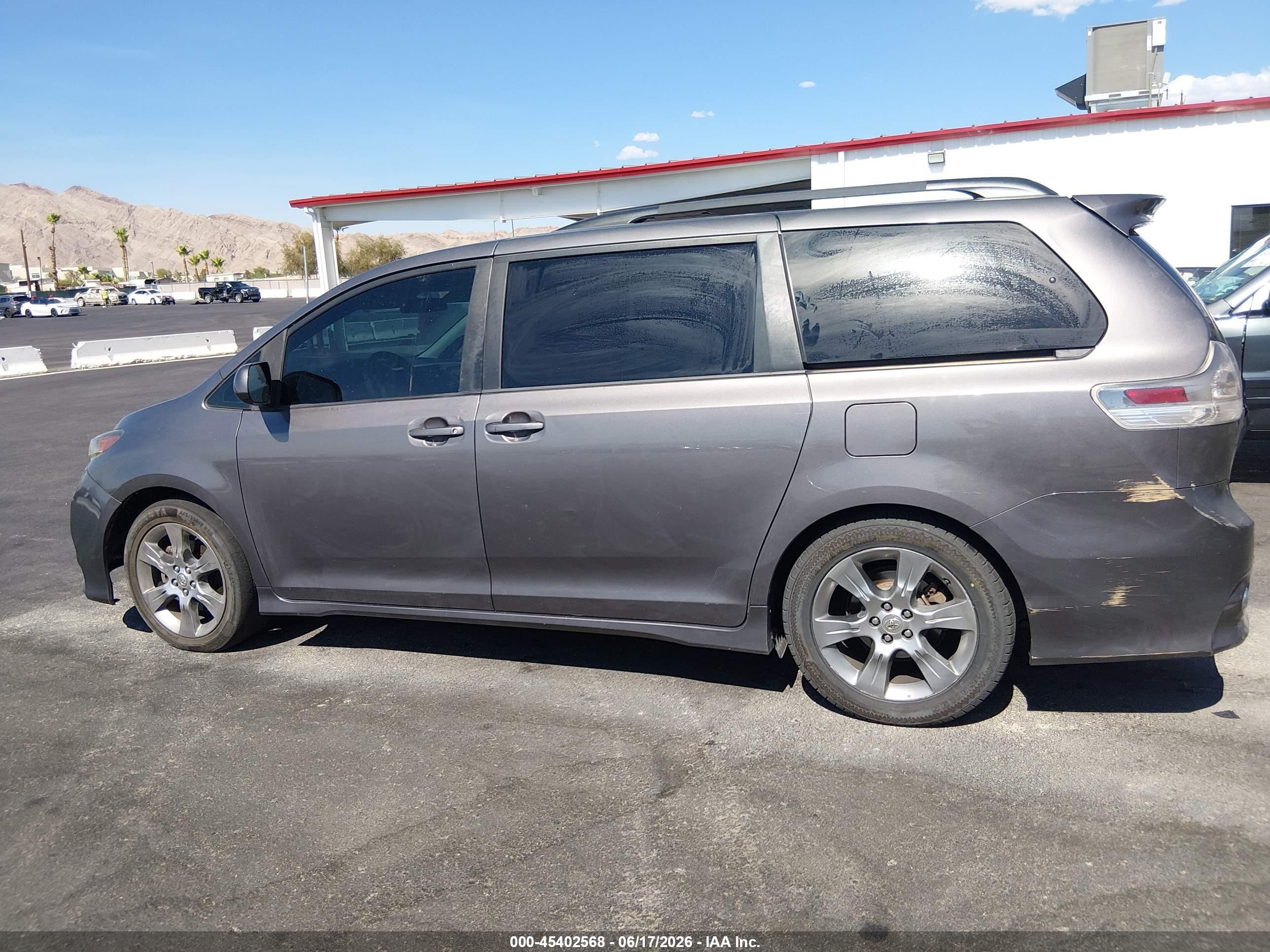 2011 Toyota Sienna Se Gray vin: 5TDXK3DC4BS098755