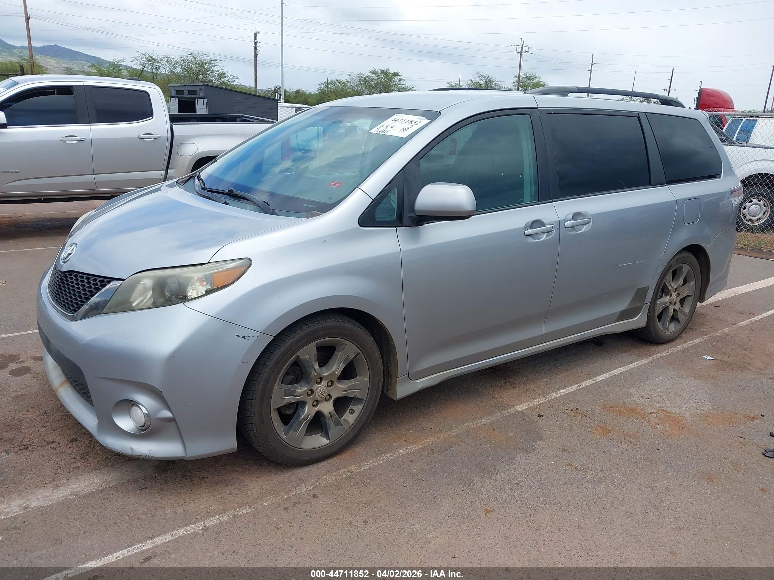 2011 Toyota Sienna Se Silver vin: 5TDXK3DC4BS105400