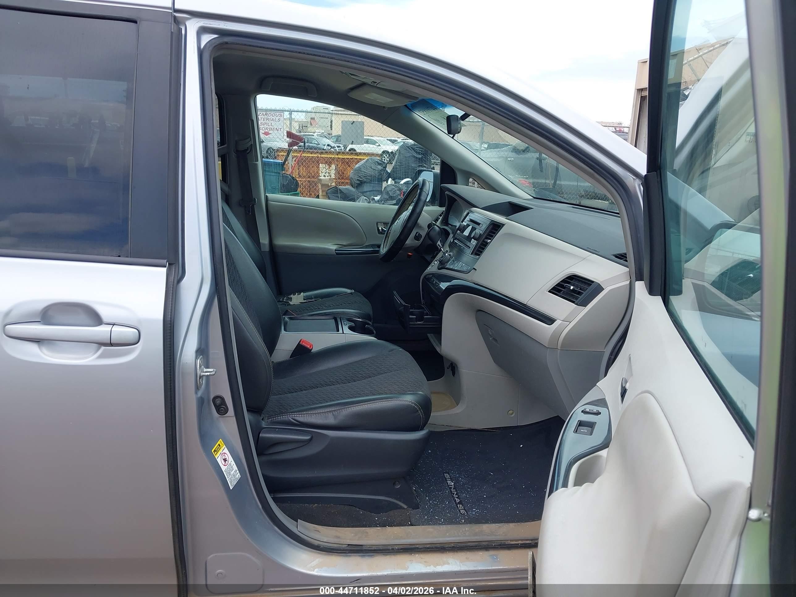 2011 Toyota Sienna Se Silver vin: 5TDXK3DC4BS105400