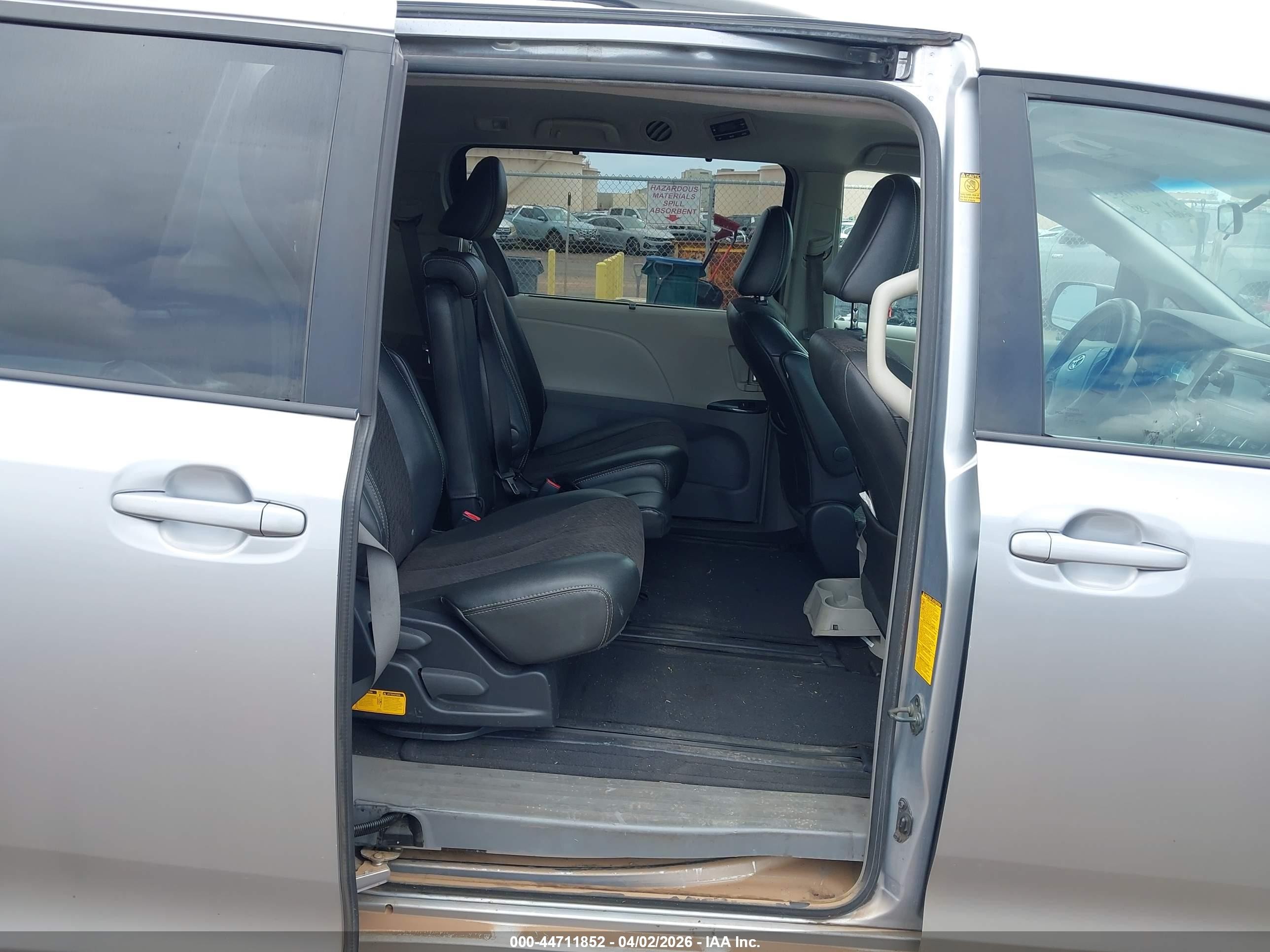 2011 Toyota Sienna Se Silver vin: 5TDXK3DC4BS105400