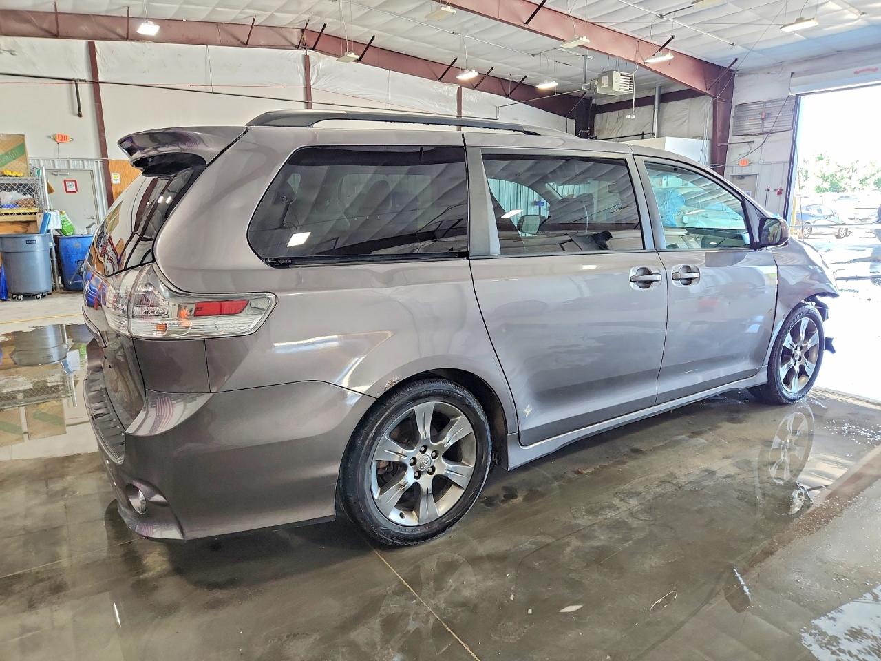 2011 Toyota Sienna Sport Серый vin: 5TDXK3DC4BS123296