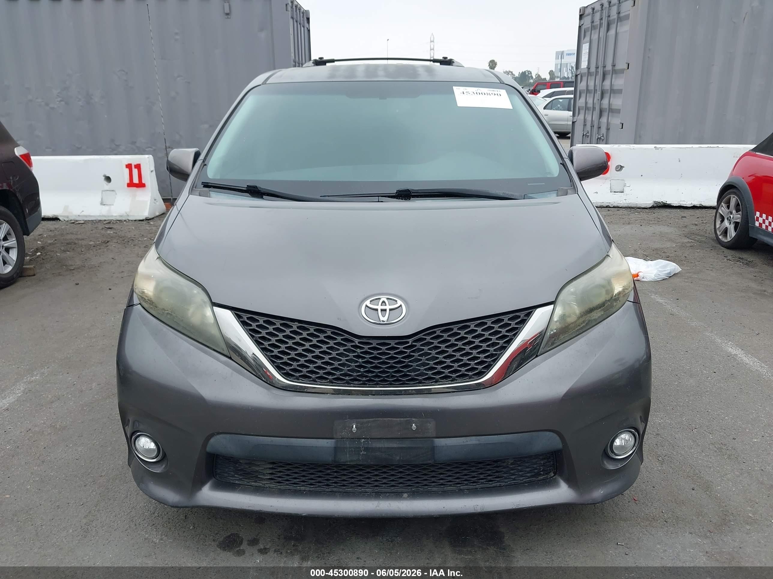 2013 Toyota Sienna Se 8 Passenger Gray vin: 5TDXK3DC4DS361765