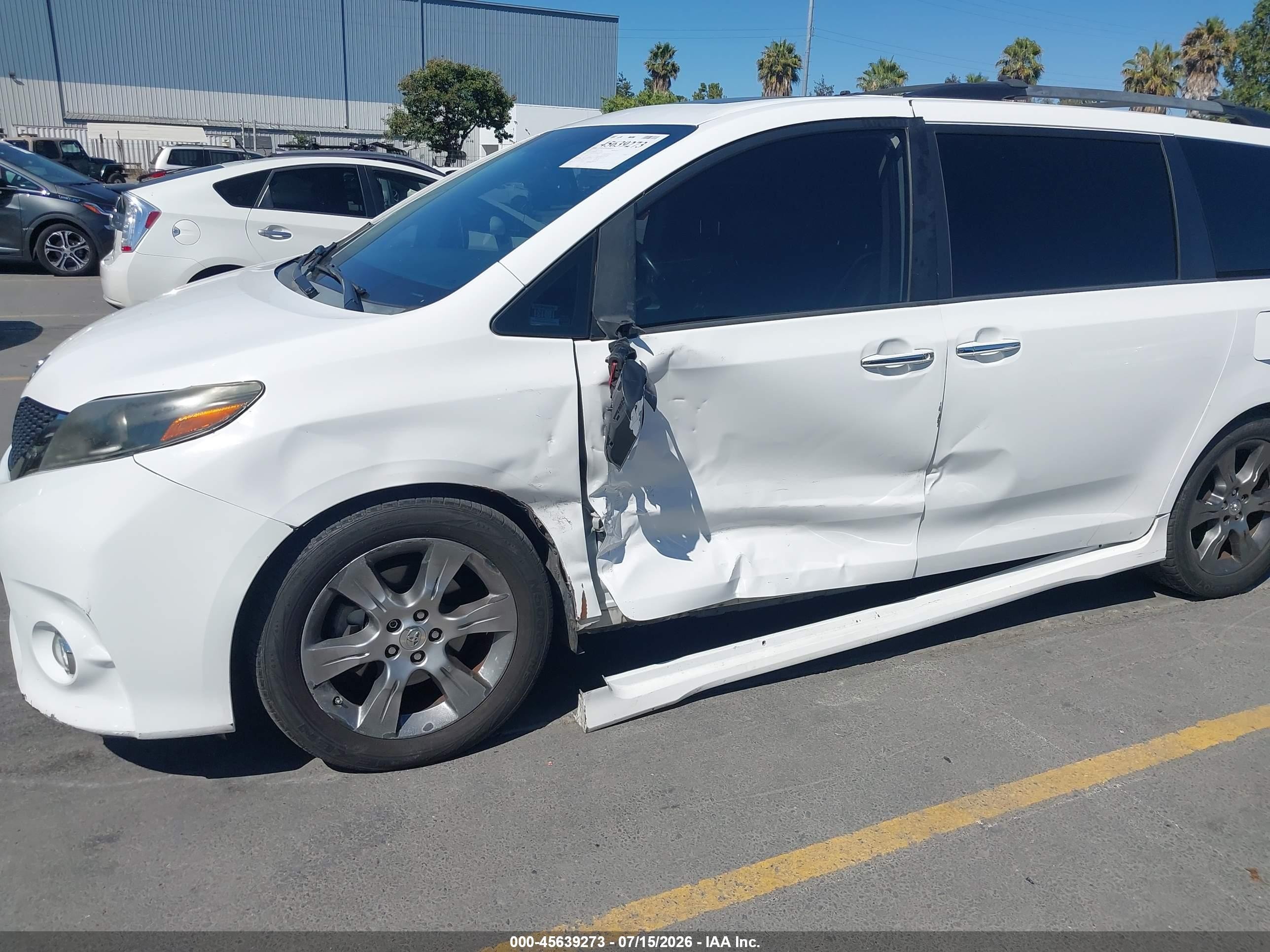 2015 Toyota Sienna Se Premium 8 Passenger White vin: 5TDXK3DC4FS676522