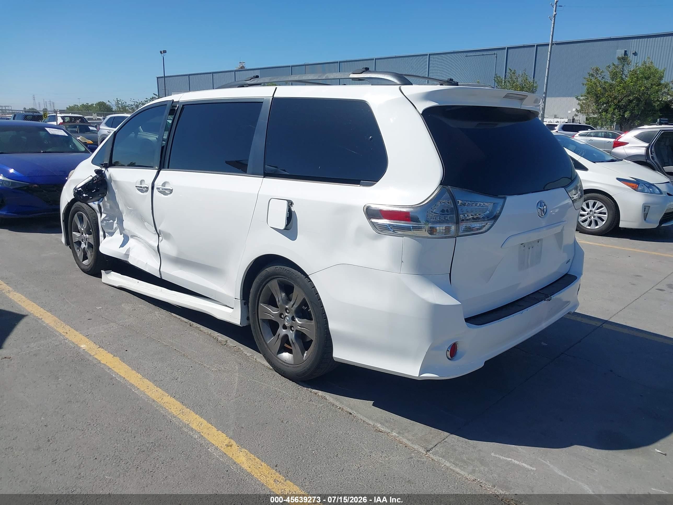 2015 Toyota Sienna Se Premium 8 Passenger White vin: 5TDXK3DC4FS676522