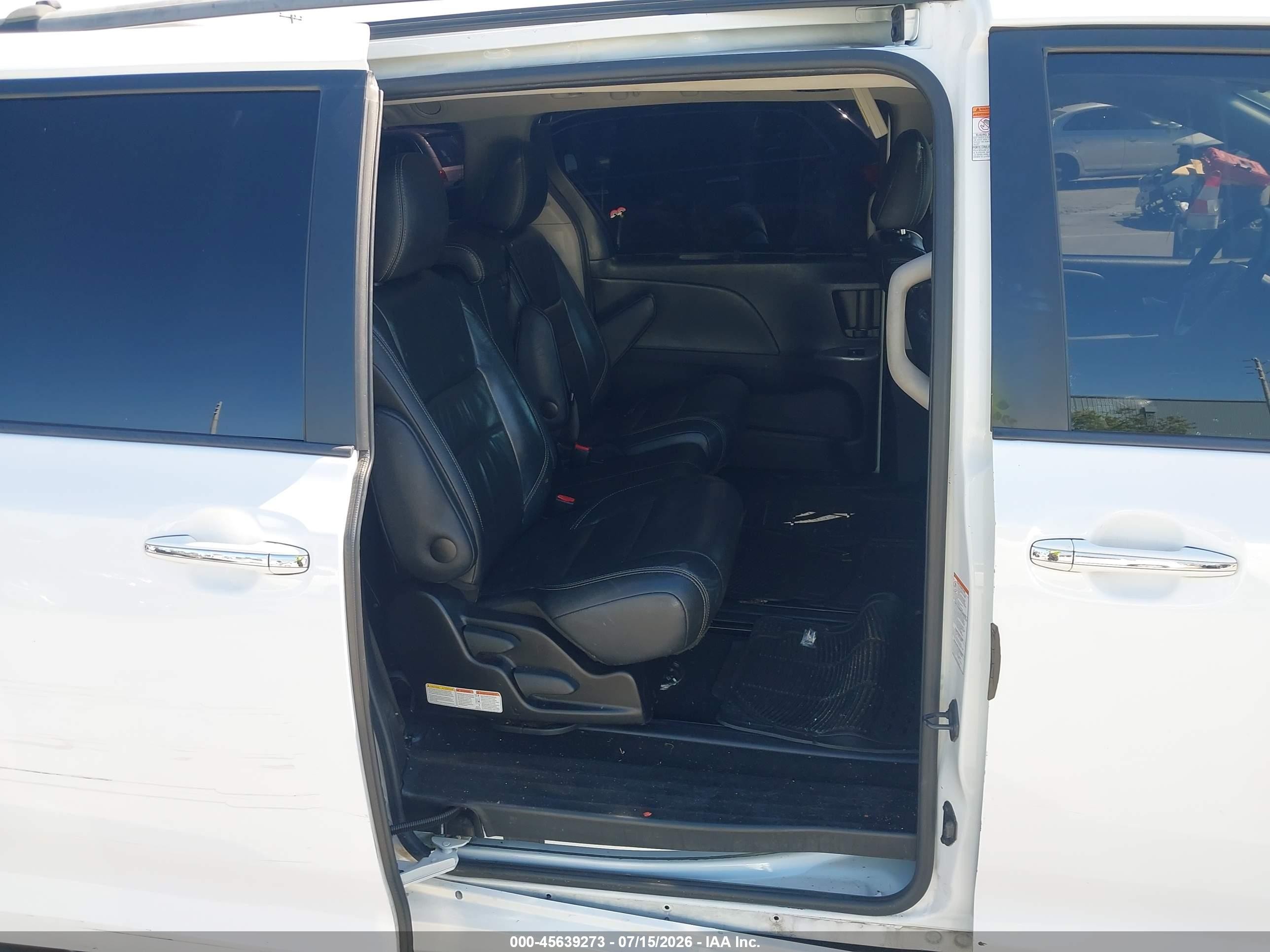2015 Toyota Sienna Se Premium 8 Passenger White vin: 5TDXK3DC4FS676522
