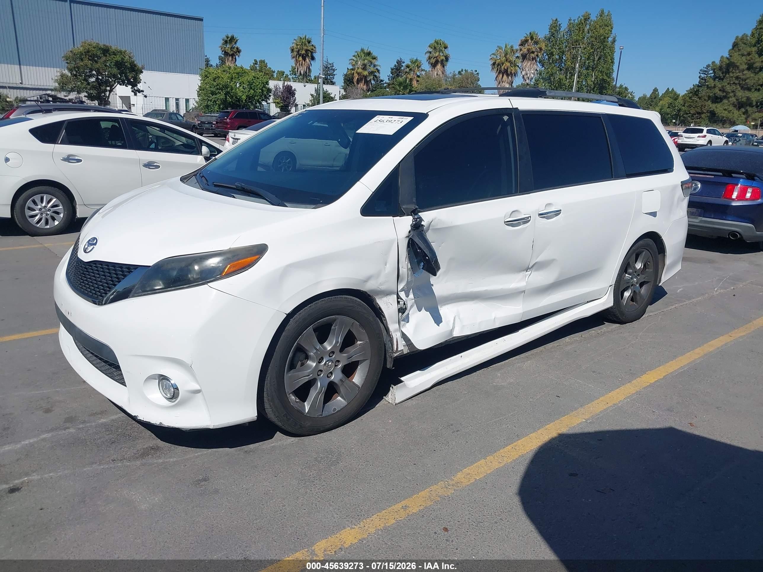 2015 Toyota Sienna Se Premium 8 Passenger White vin: 5TDXK3DC4FS676522
