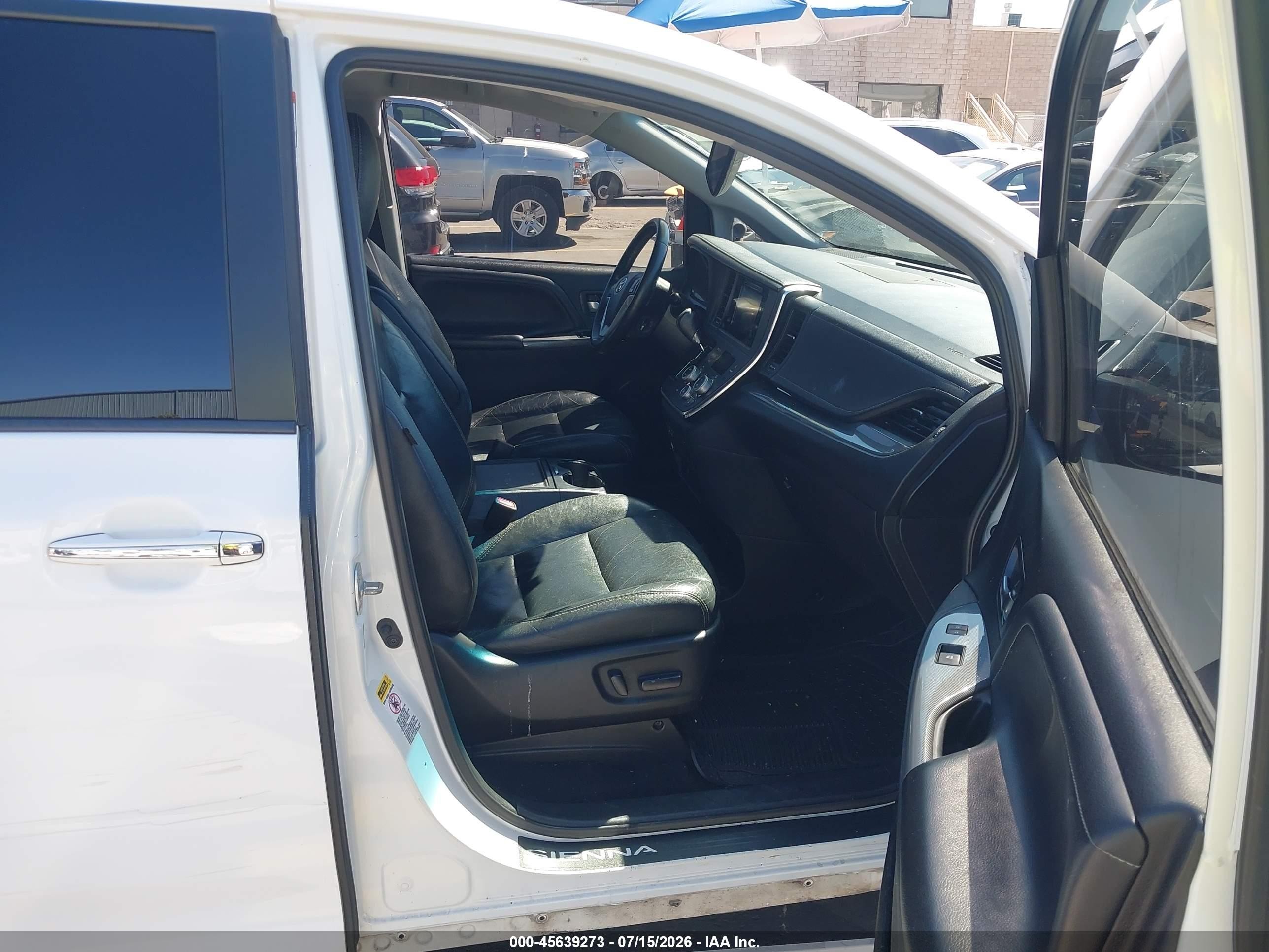 2015 Toyota Sienna Se Premium 8 Passenger White vin: 5TDXK3DC4FS676522