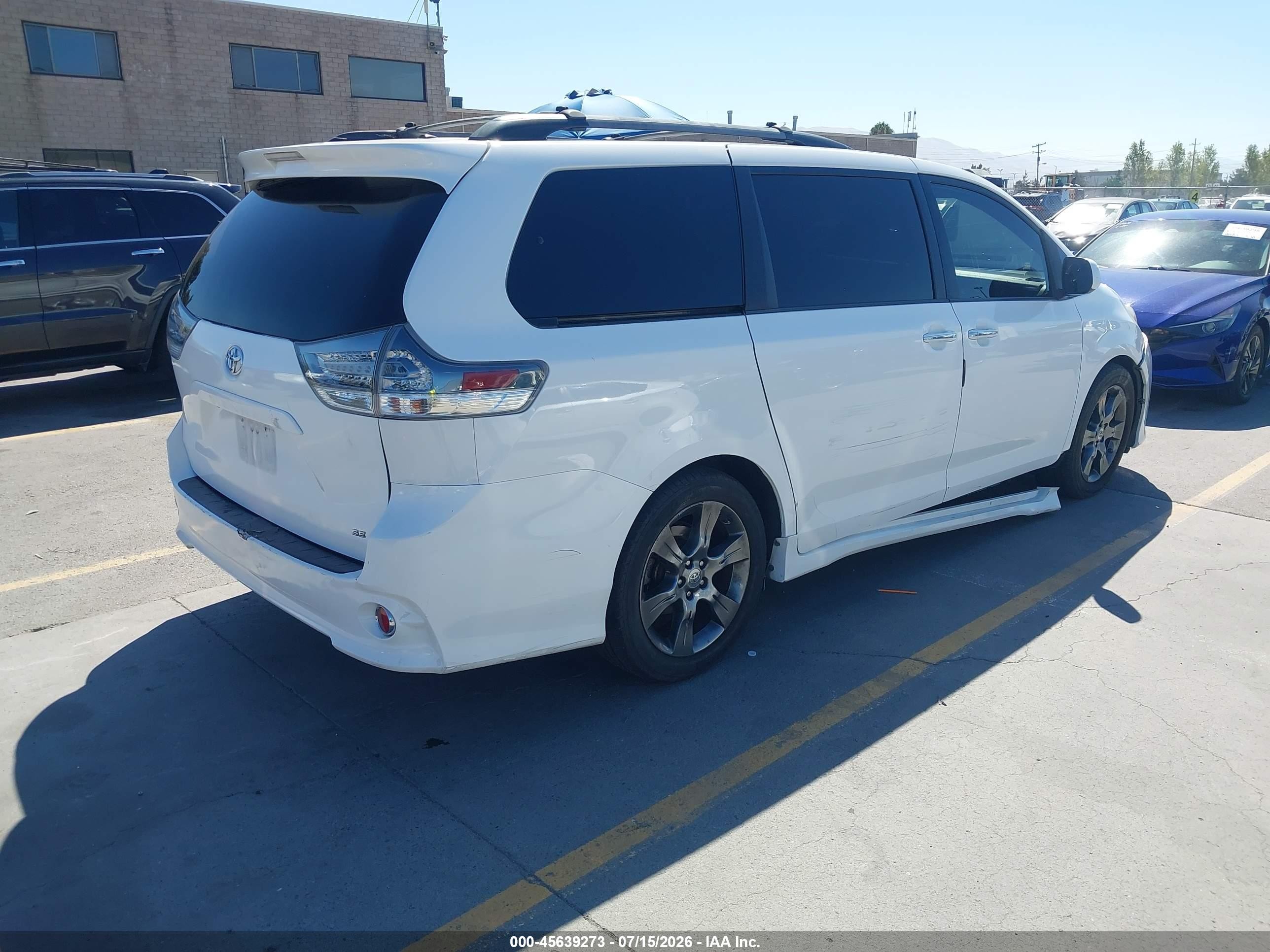 2015 Toyota Sienna Se Premium 8 Passenger White vin: 5TDXK3DC4FS676522