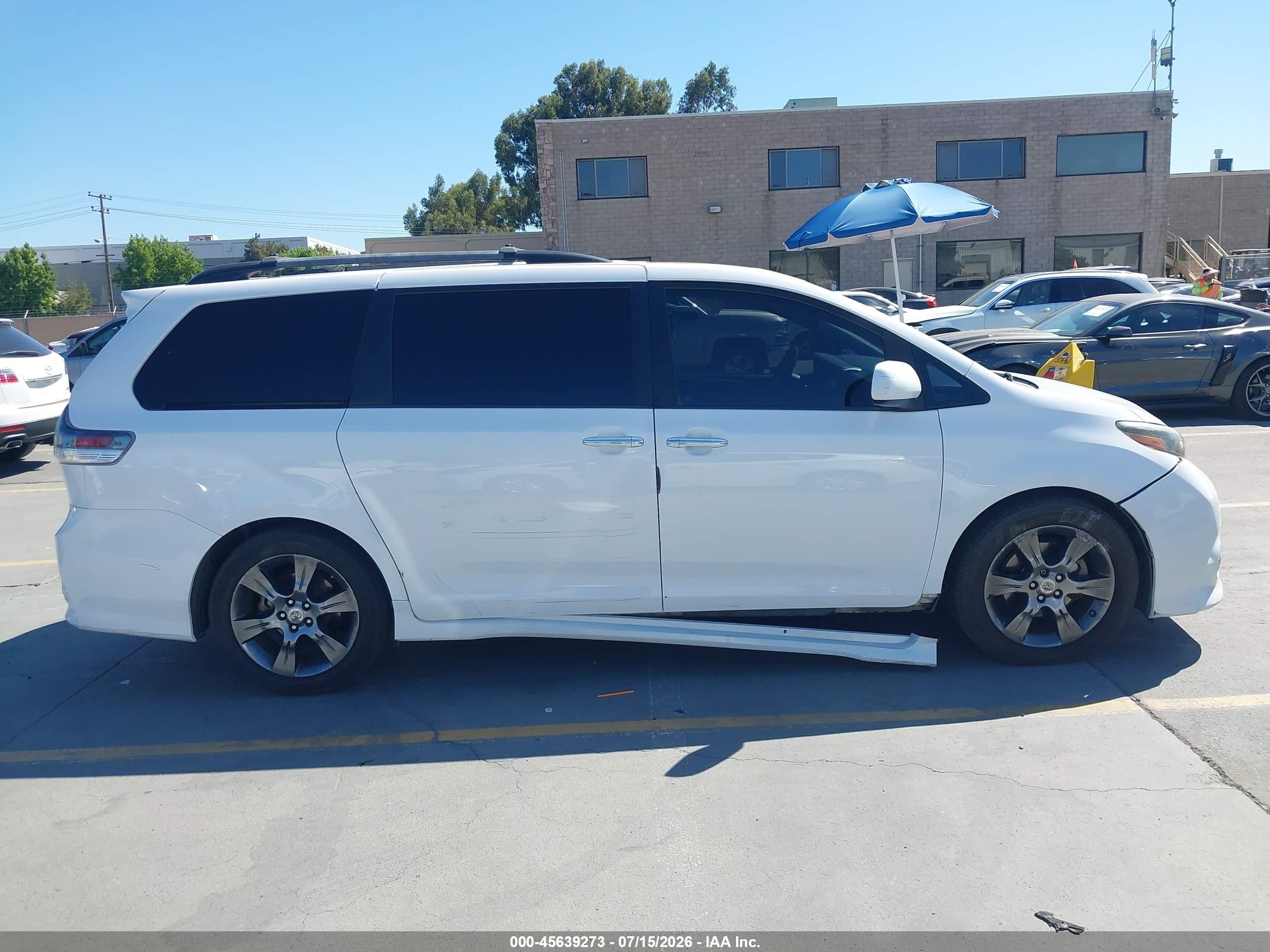 2015 Toyota Sienna Se Premium 8 Passenger White vin: 5TDXK3DC4FS676522