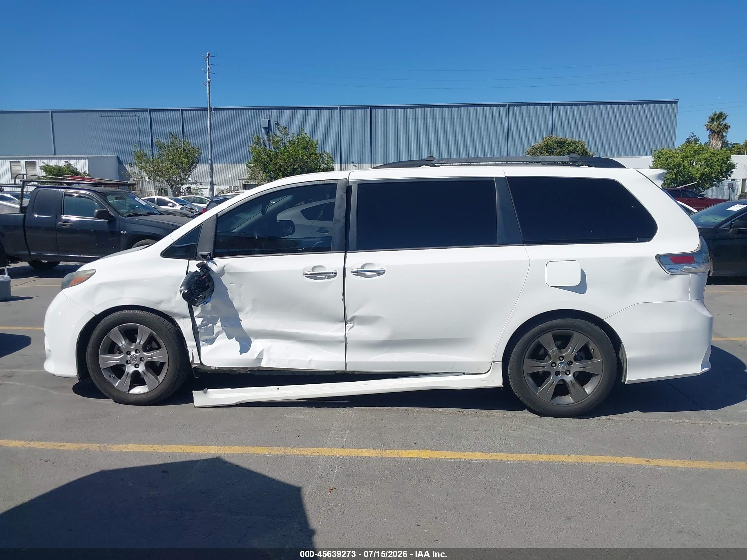 2015 Toyota Sienna Se Premium 8 Passenger White vin: 5TDXK3DC4FS676522