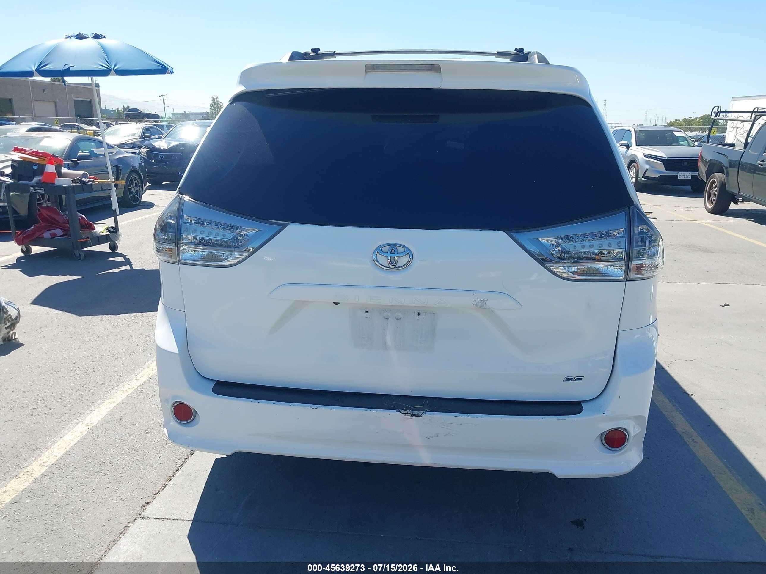 2015 Toyota Sienna Se Premium 8 Passenger White vin: 5TDXK3DC4FS676522