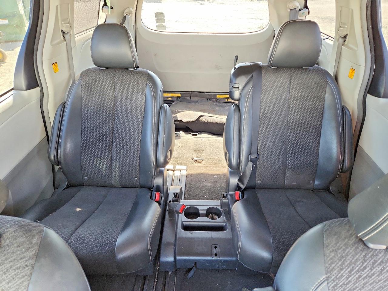 2011 Toyota Sienna Sport Белый vin: 5TDXK3DC5BS056921