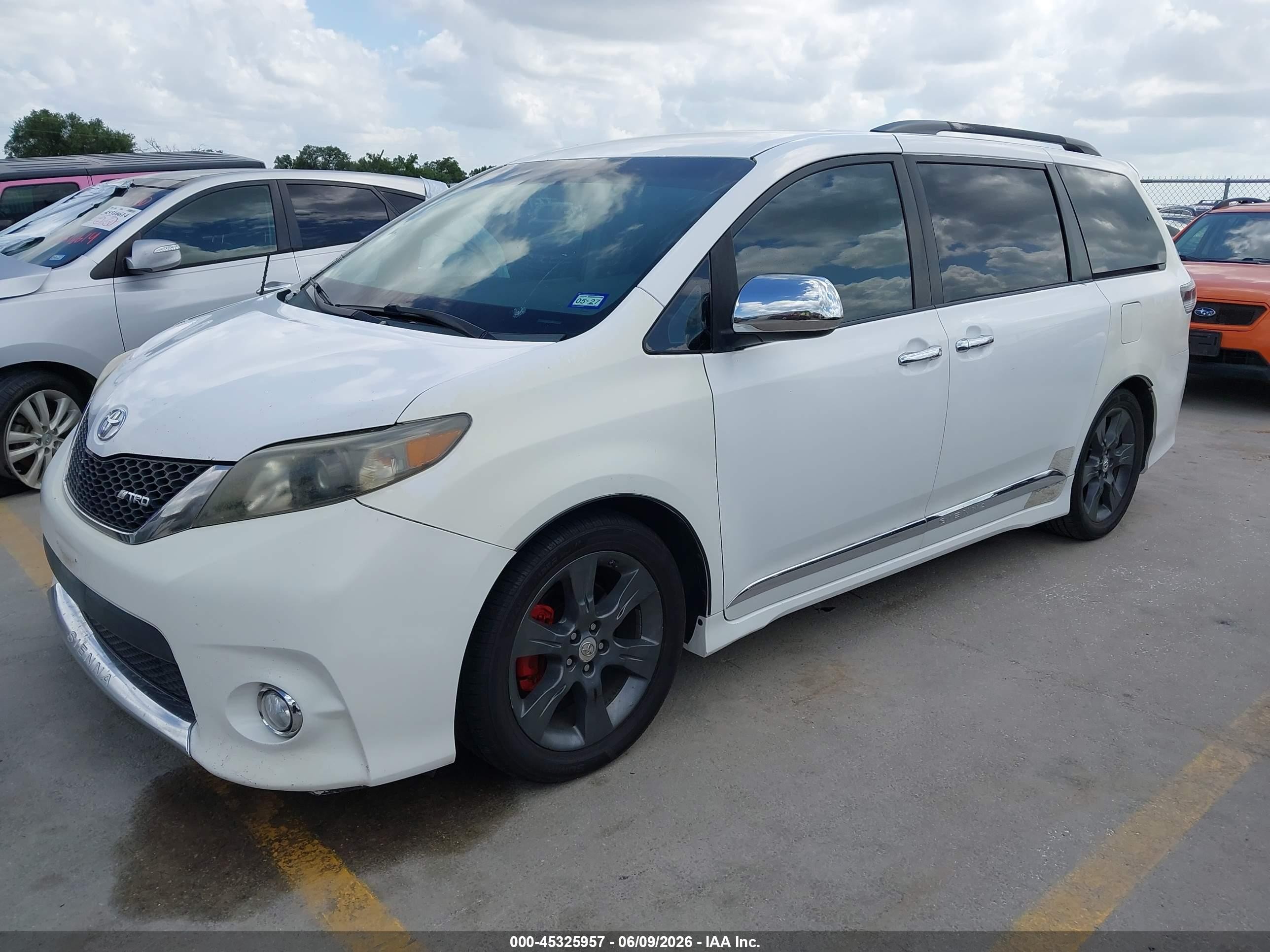 2011 Toyota Sienna Se White vin: 5TDXK3DC5BS063318
