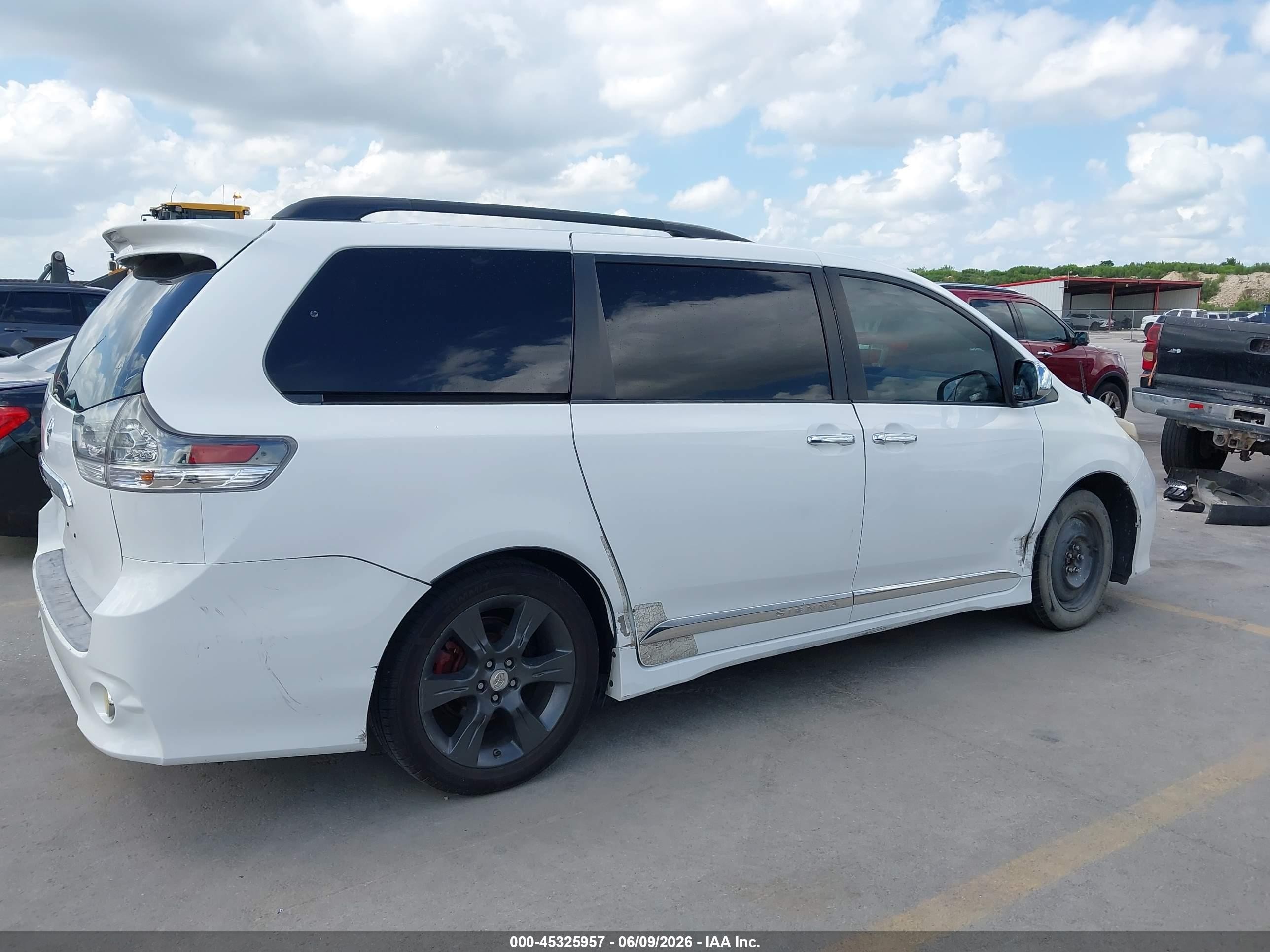 2011 Toyota Sienna Se White vin: 5TDXK3DC5BS063318