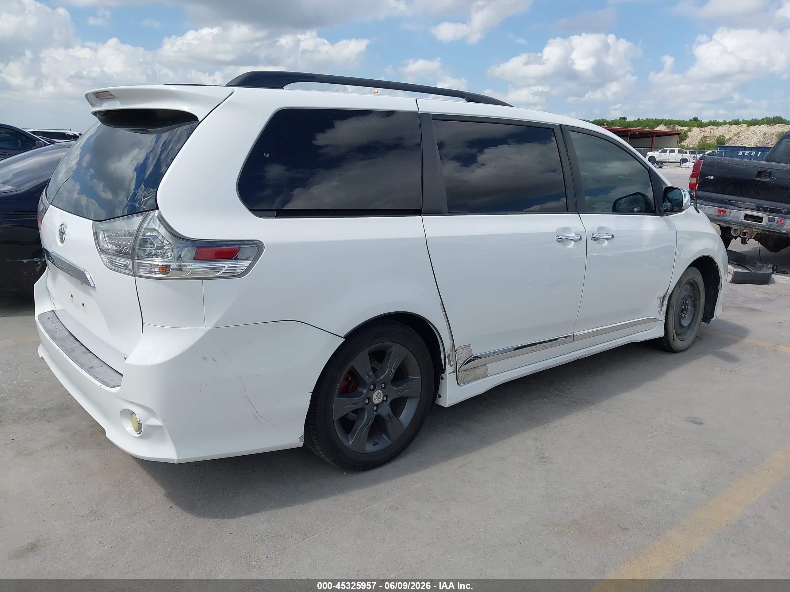 2011 Toyota Sienna Se White vin: 5TDXK3DC5BS063318