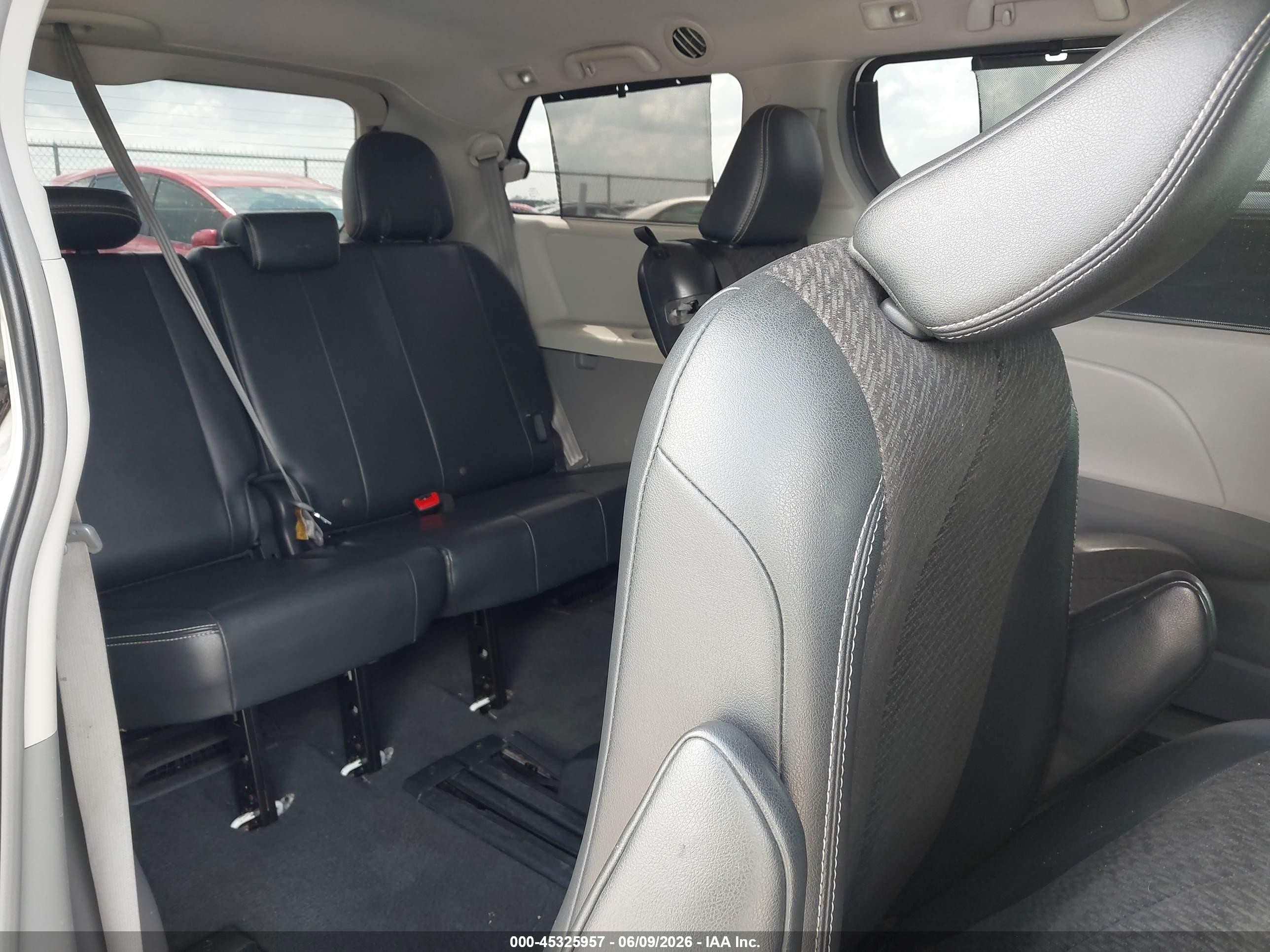 2011 Toyota Sienna Se White vin: 5TDXK3DC5BS063318