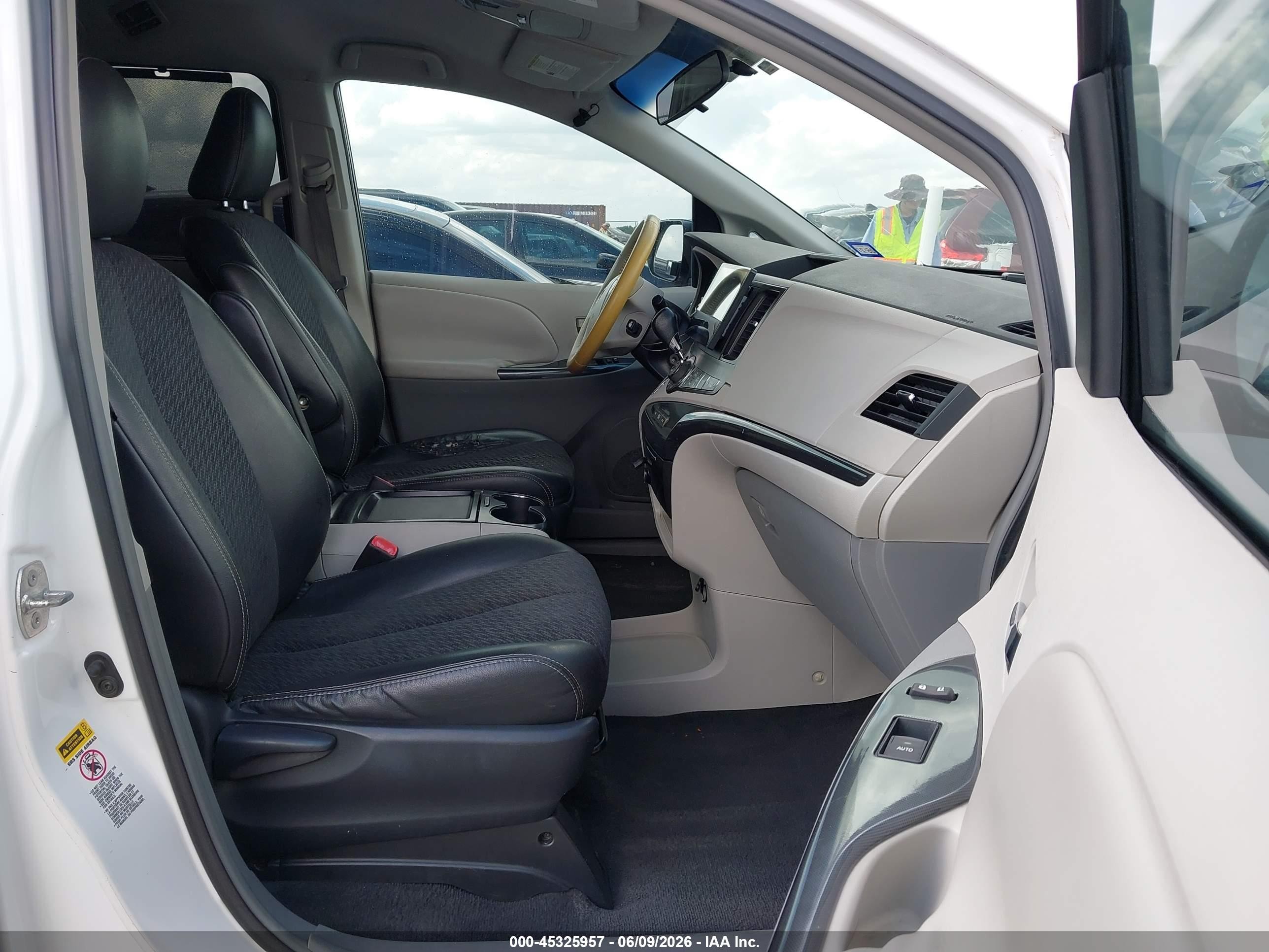 2011 Toyota Sienna Se White vin: 5TDXK3DC5BS063318