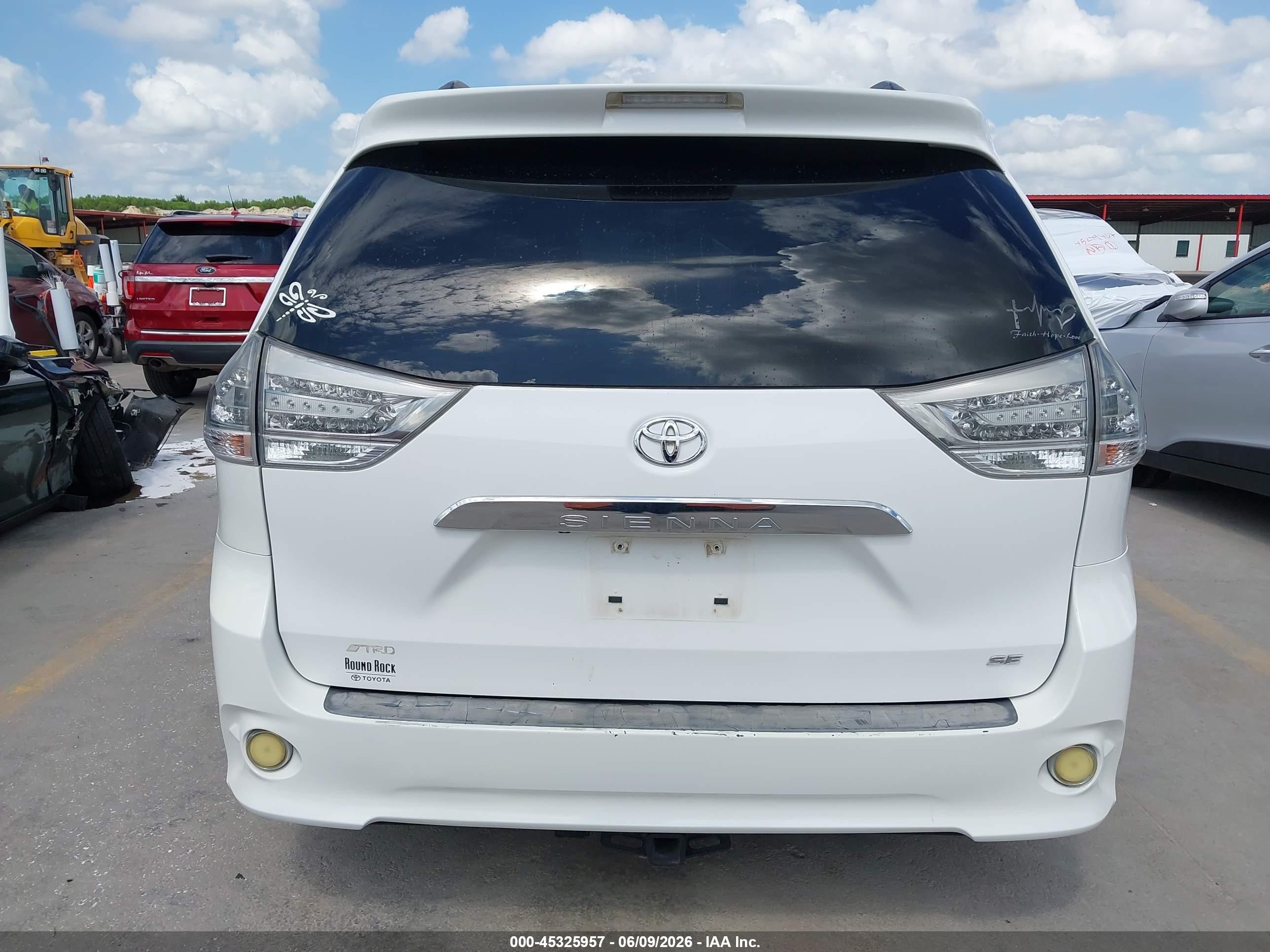 2011 Toyota Sienna Se White vin: 5TDXK3DC5BS063318