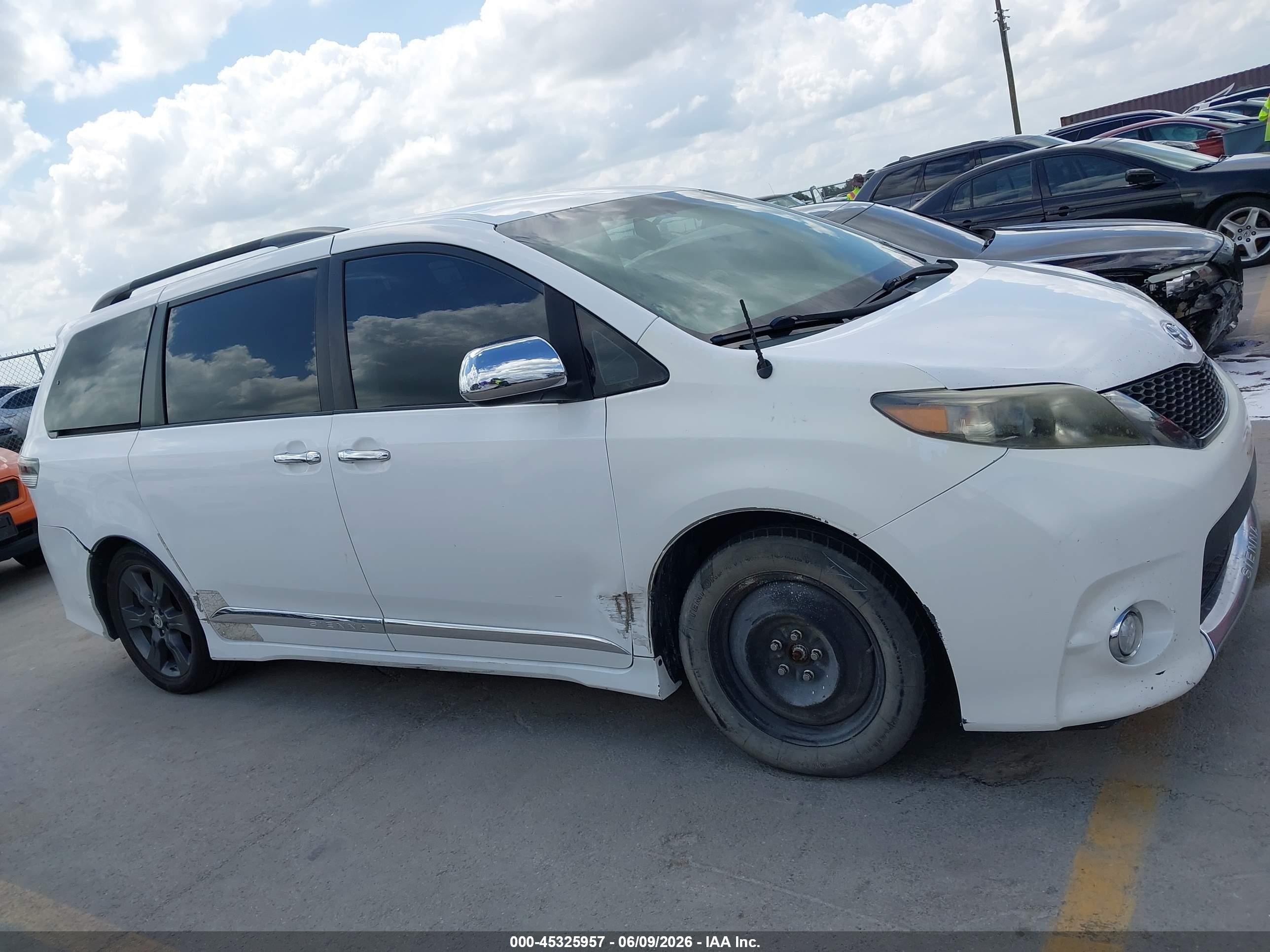 2011 Toyota Sienna Se White vin: 5TDXK3DC5BS063318