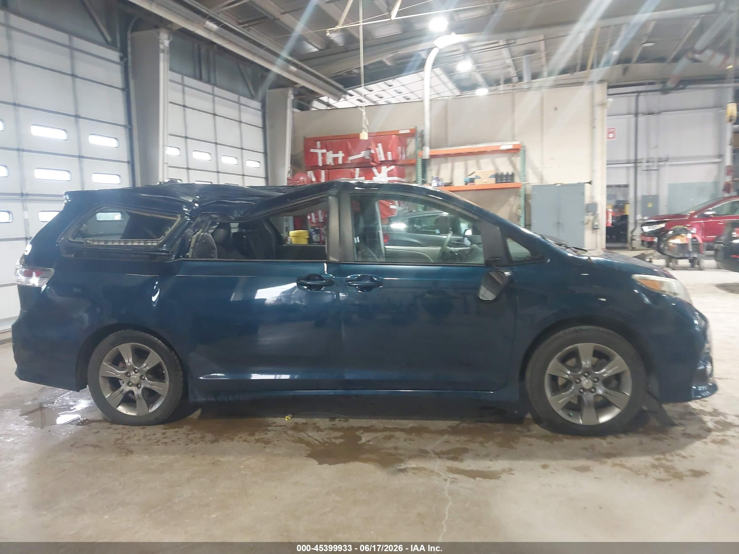 2011 Toyota Sienna Se Blue vin: 5TDXK3DC5BS130466