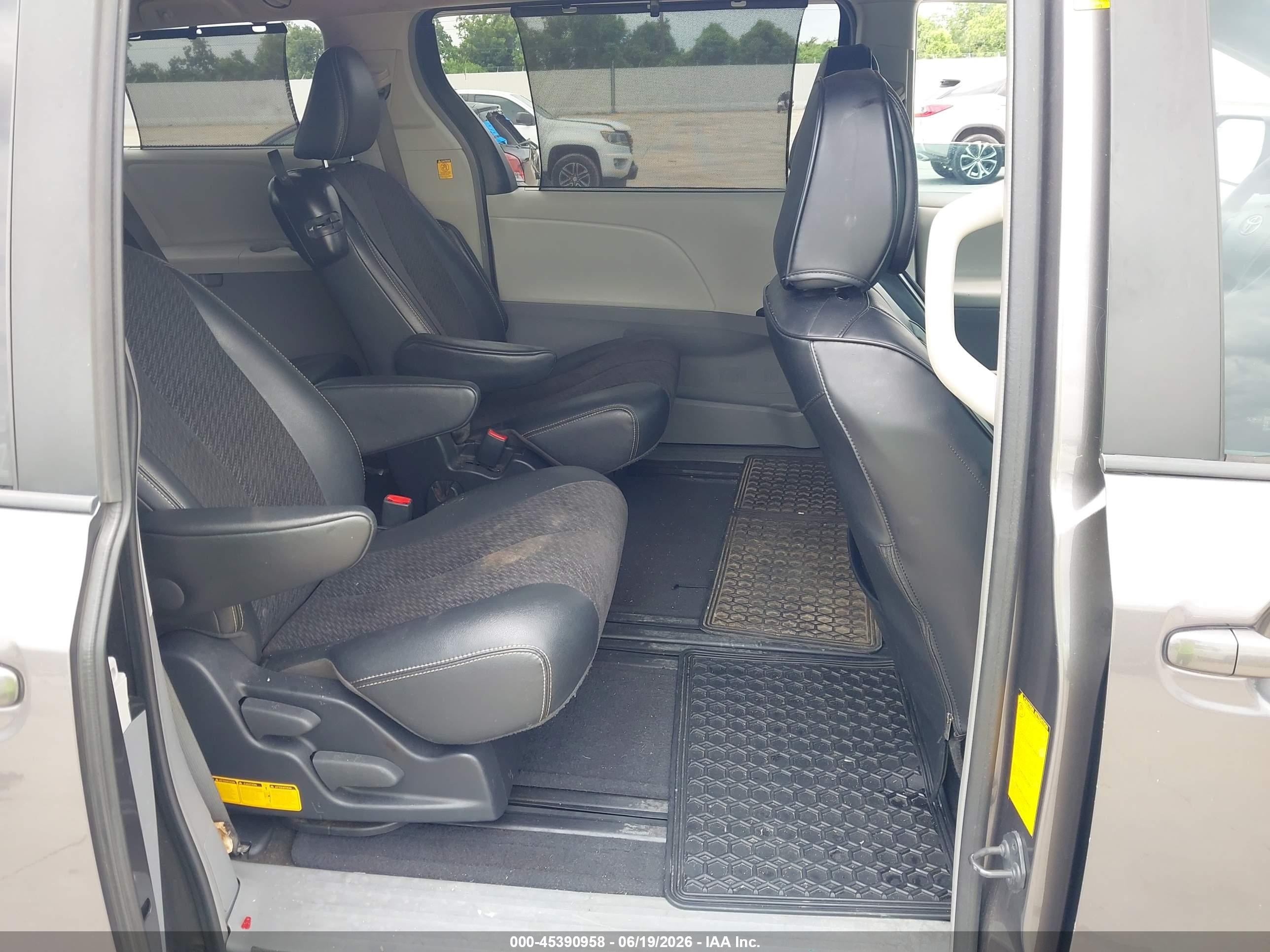 2012 Toyota Sienna Se 8 Passenger Gray vin: 5TDXK3DC5CS191110