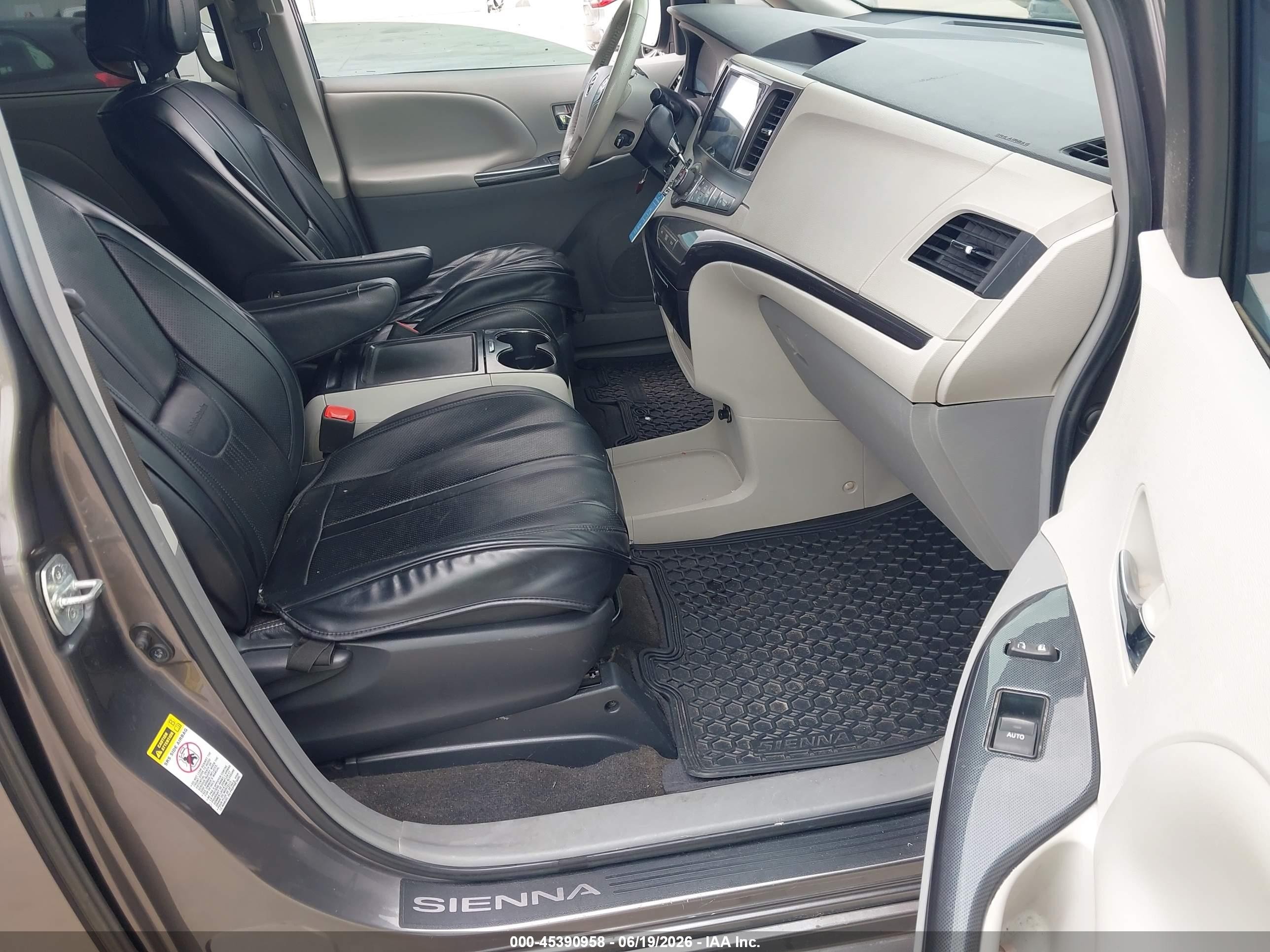2012 Toyota Sienna Se 8 Passenger Gray vin: 5TDXK3DC5CS191110