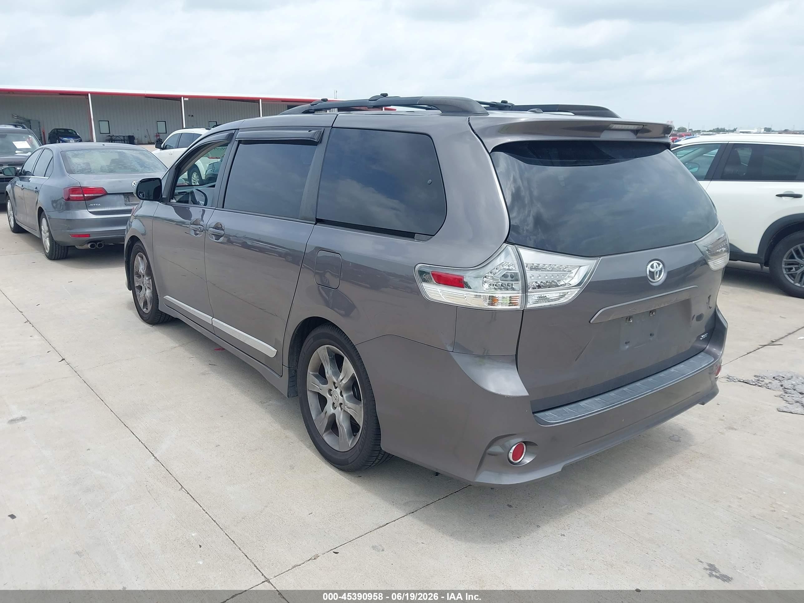 2012 Toyota Sienna Se 8 Passenger Gray vin: 5TDXK3DC5CS191110