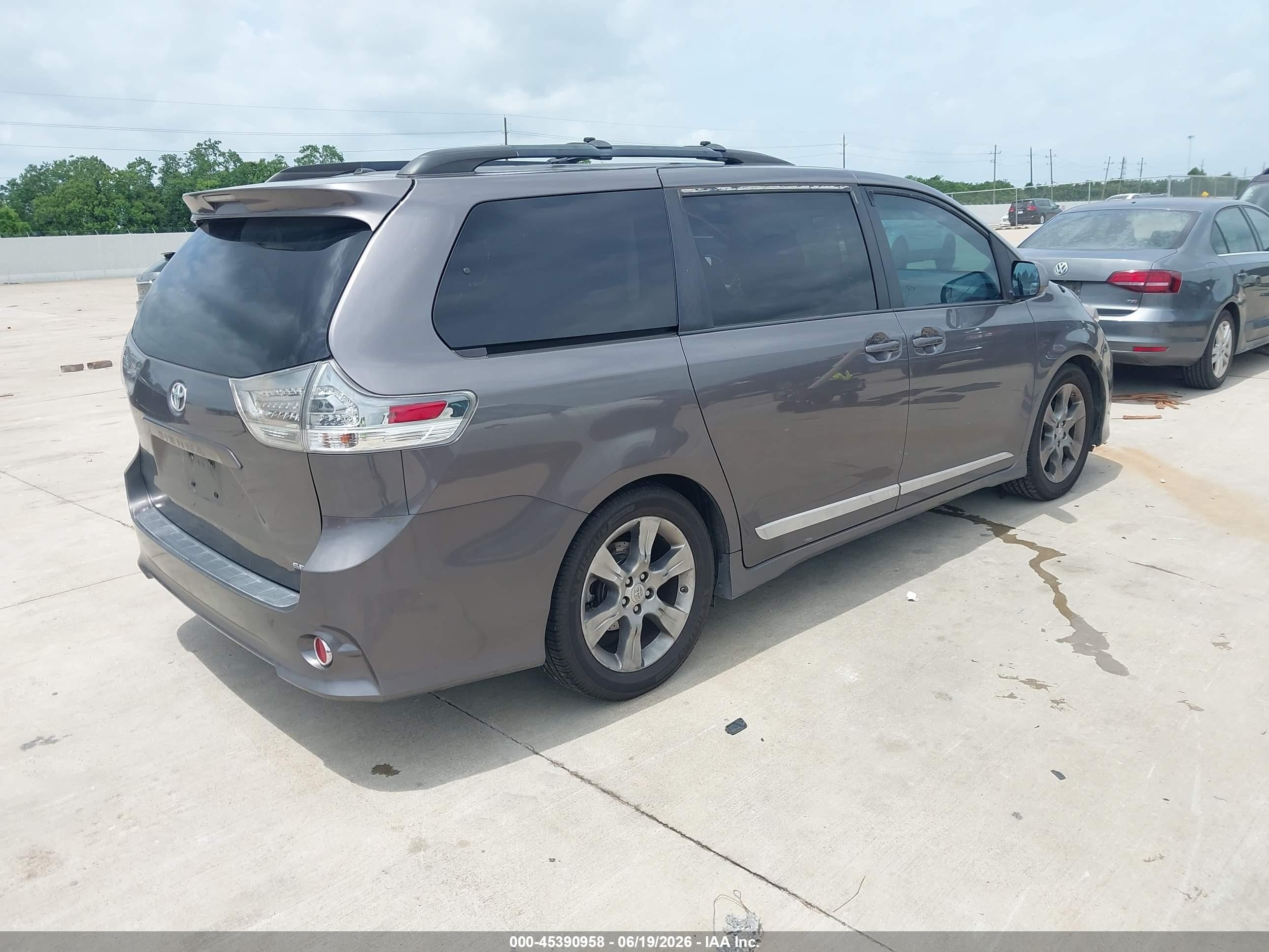 2012 Toyota Sienna Se 8 Passenger Gray vin: 5TDXK3DC5CS191110