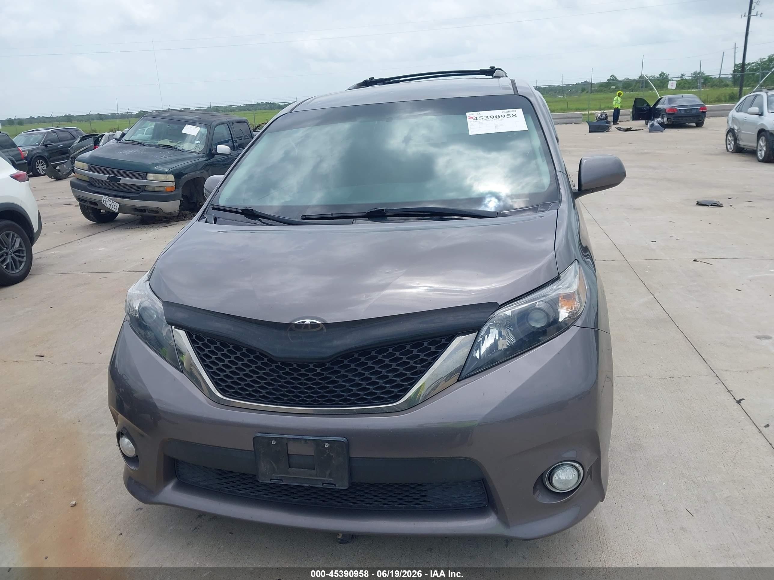 2012 Toyota Sienna Se 8 Passenger Gray vin: 5TDXK3DC5CS191110