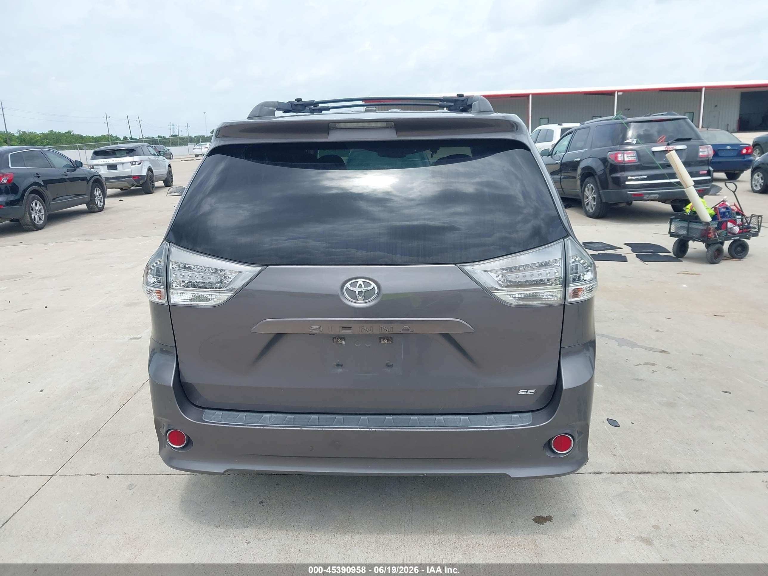 2012 Toyota Sienna Se 8 Passenger Gray vin: 5TDXK3DC5CS191110