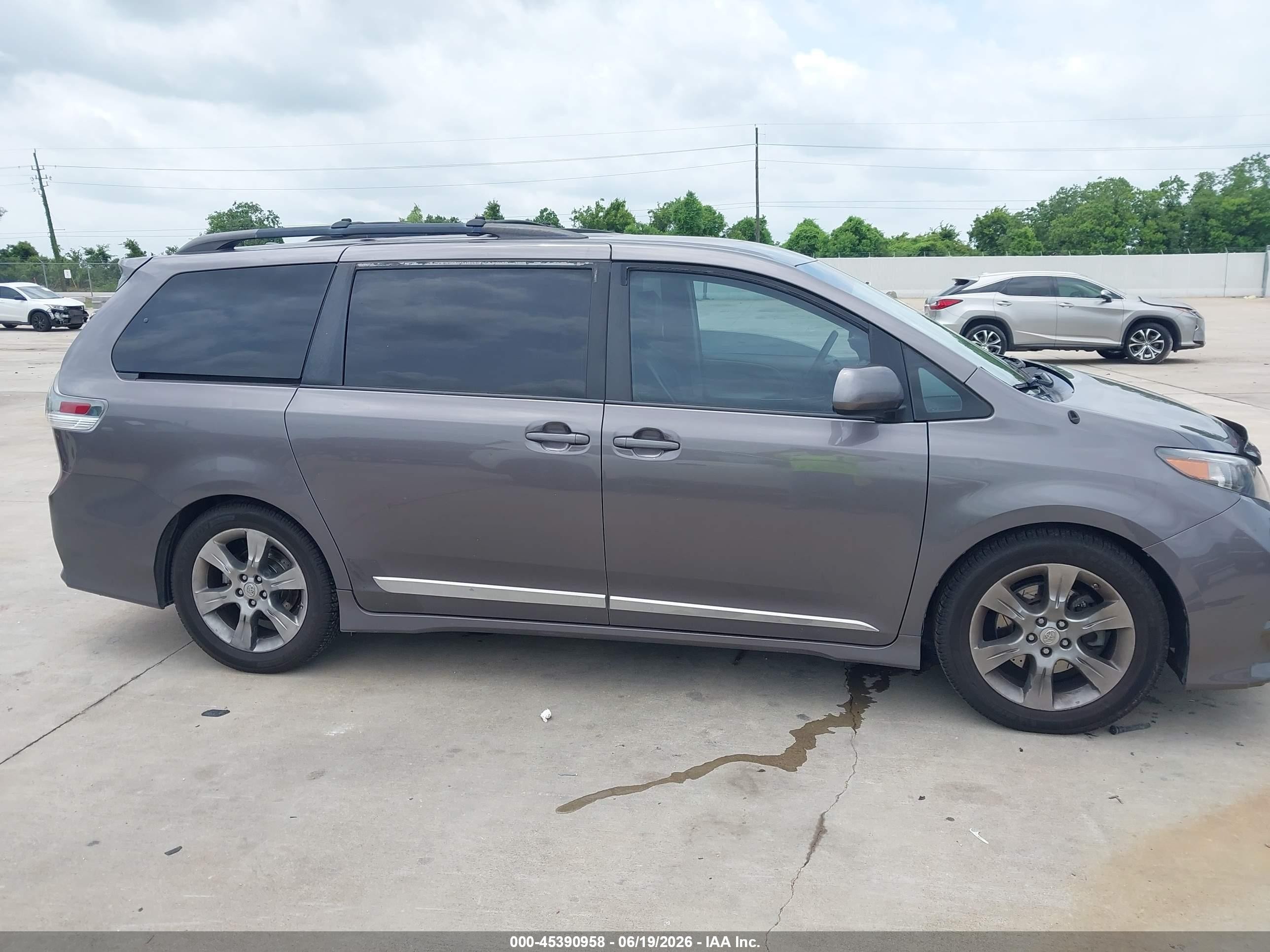 2012 Toyota Sienna Se 8 Passenger Gray vin: 5TDXK3DC5CS191110