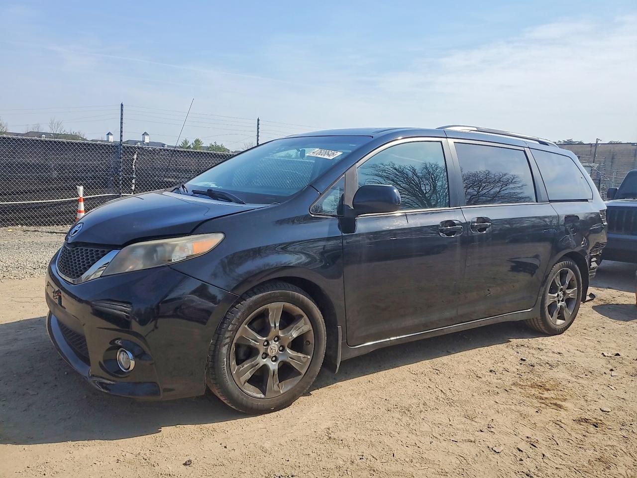 2012 Toyota Sienna Se 8-passenger Black vin: 5TDXK3DC5CS211307