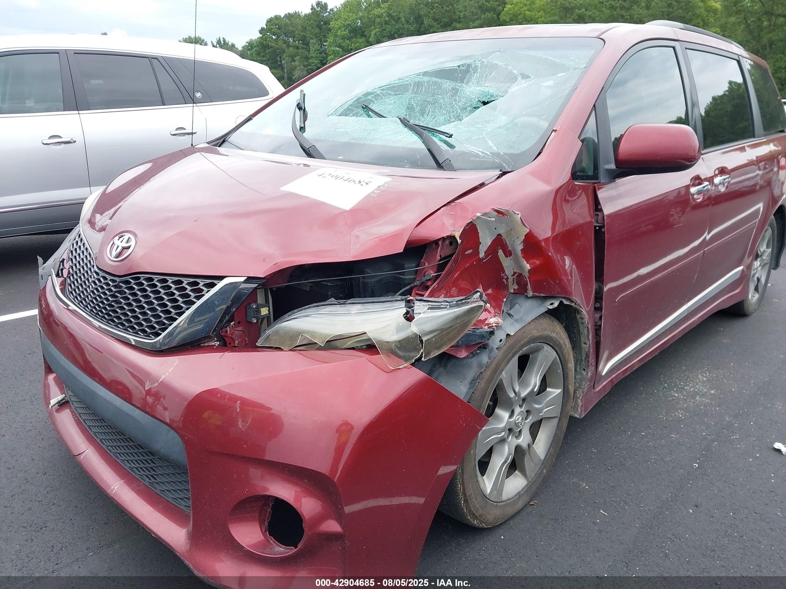 2013 Toyota Sienna Se 8 Passenger Red vin: 5TDXK3DC5DS381457