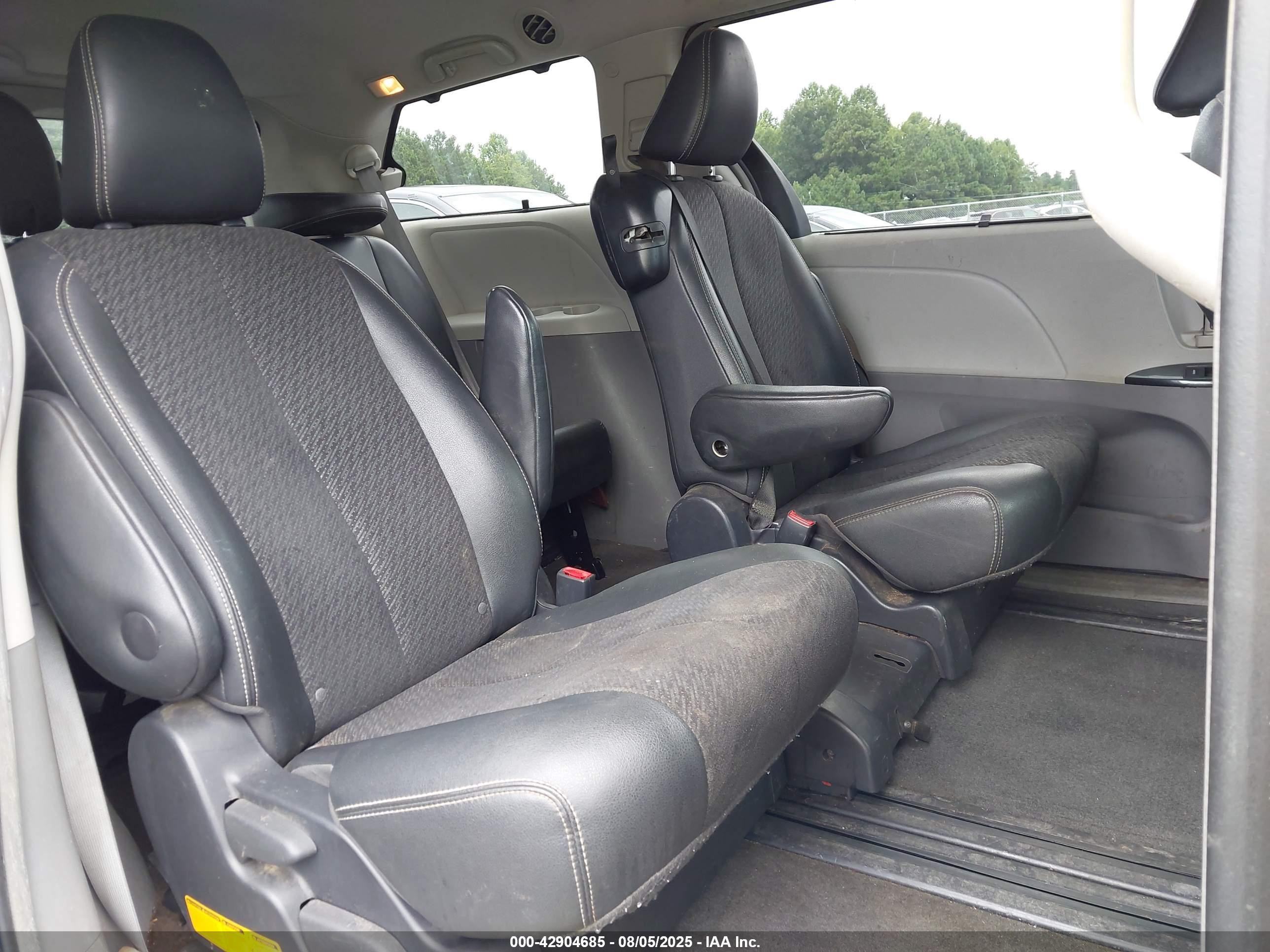 2013 Toyota Sienna Se 8 Passenger Red vin: 5TDXK3DC5DS381457