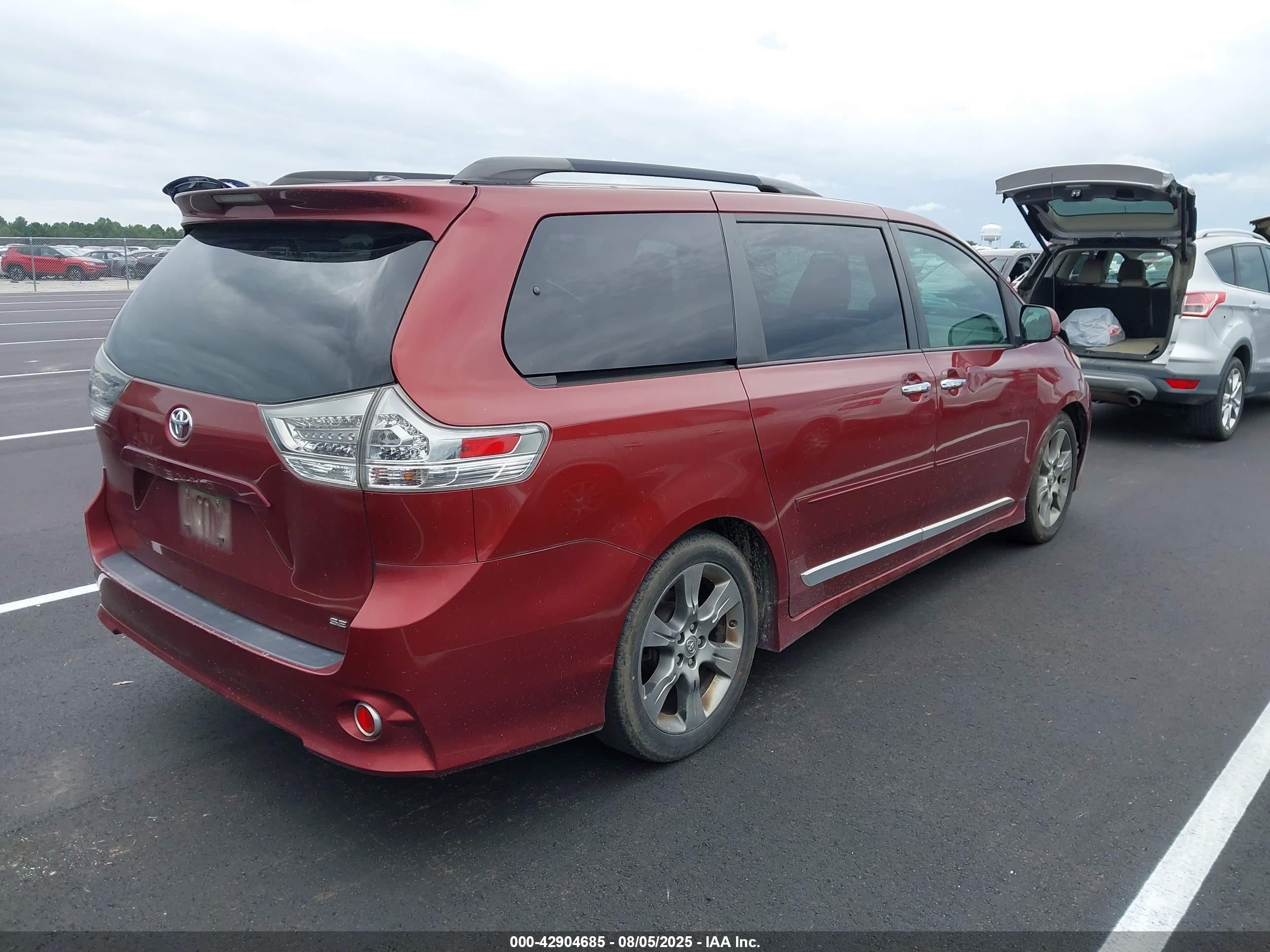 2013 Toyota Sienna Se 8 Passenger Red vin: 5TDXK3DC5DS381457